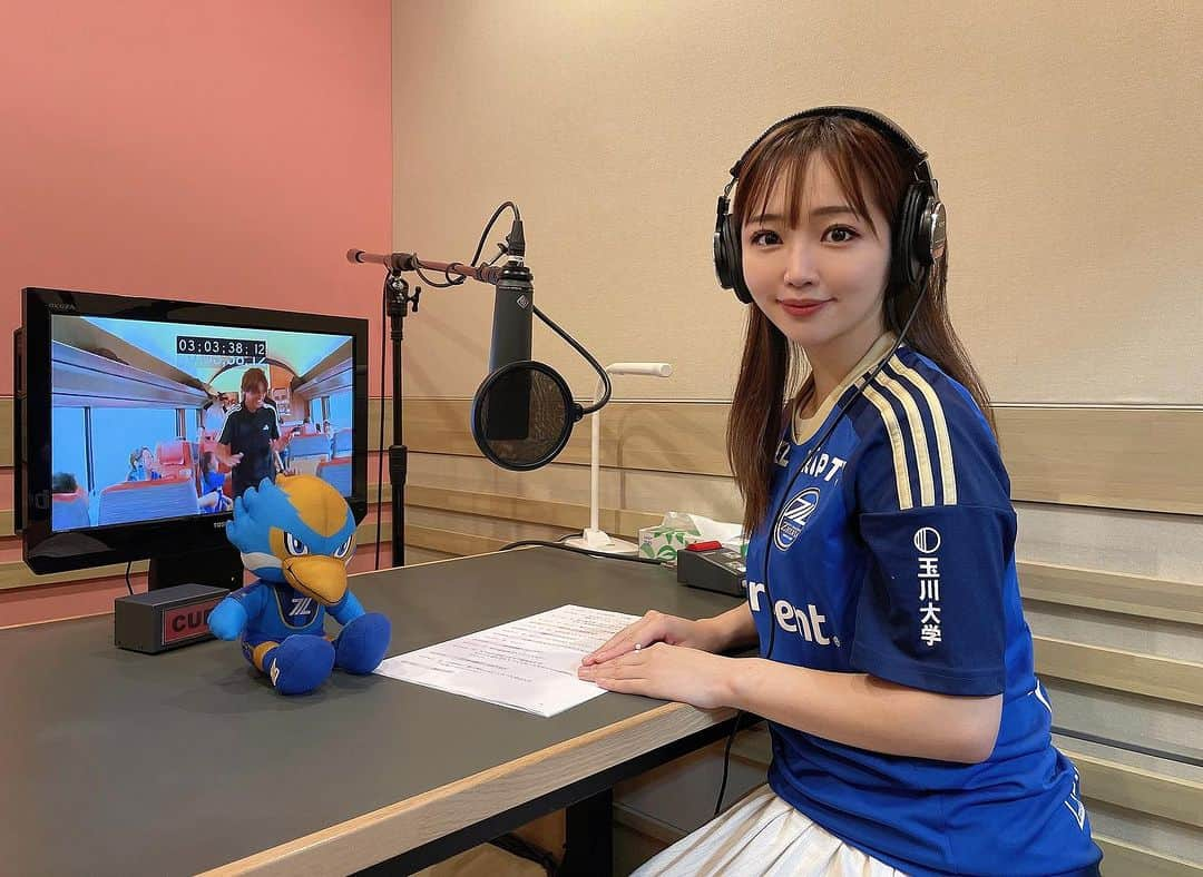 藤田かんなのインスタグラム：「⚽️  ゼルつくのナレーションも担当させていただきました🎤  また、町田ゼルビアのスポンサー小田急さんのご協力のもと『町田発の臨時ロマンスカー』のリポートと車内でのイベントの司会を担当させていただいたビデオも公開されています✨  https://abema.app/ffq9  ぜひ皆さんご視聴していただけると嬉しいです🙇🏻‍♀️  #町田ゼルビア #ゼルつく」