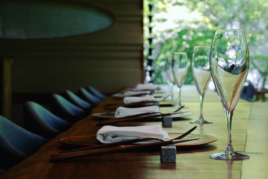 八芳園さんのインスタグラム写真 - (八芳園Instagram)「都会の喧騒から離れ 美しい日本庭園とともに ごゆっくりと、こだわりの お料理を愉しむ「ENJYU」。  この時期、店内からは 窓一面に青々とした美しい緑を 臨むことができます。  @restaurant_enjyu   ———————————–  《夏季休業のお知らせ》 「八芳園本館」「RESTAURANT ENJYU」は、8月7日(月) 〜 8月17日(木)を夏季休業期間とさせていただきます。 各店舗の休業期間につきましてはハイライトをご確認ください。  ———————————–  🍽🍃🍽🍃  #八芳園 #happoen #港区 #白金台 #コース料理 #記念日ディナー #ディナー #フルコース #ワインペアリング #ワイン好き #ENJYU  #白金台グルメ #グルメ好きな人と繋がりたい #美食 #記念日 #東京グルメ #ディナーデート #デートプラン #デートにオススメ #カウンター #個室  #tokyotrip #tokyo_dinner #グルメスタグラム #東京グルメ #グルメ巡り #グルメ好きな人と繋がりたい #foodie #foodstagram #deliciousfood」8月14日 22時11分 - happoen
