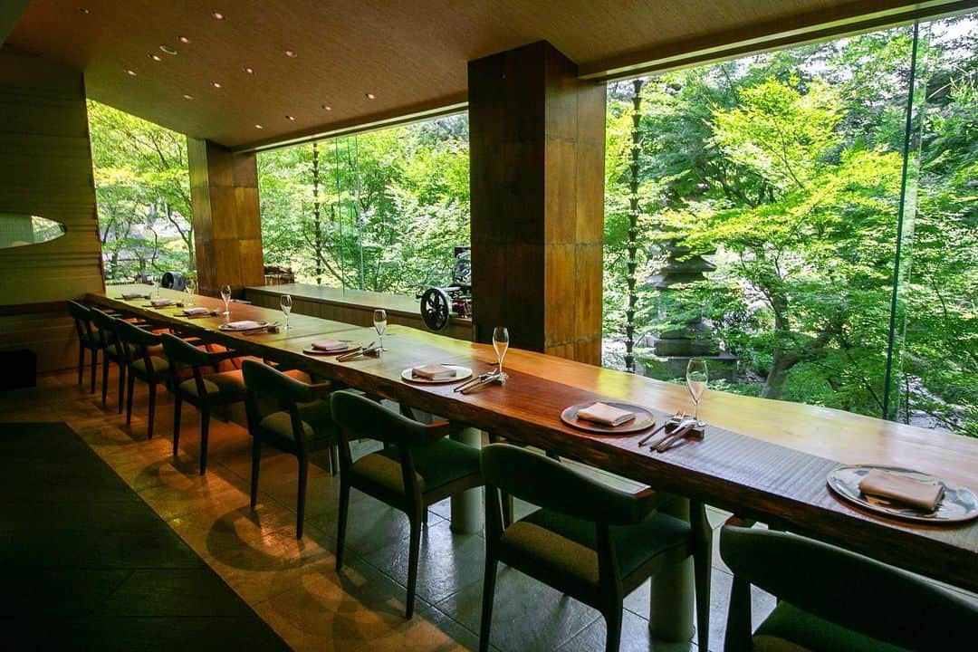 八芳園のインスタグラム：「都会の喧騒から離れ 美しい日本庭園とともに ごゆっくりと、こだわりの お料理を愉しむ「ENJYU」。  この時期、店内からは 窓一面に青々とした美しい緑を 臨むことができます。  @restaurant_enjyu   ———————————–  《夏季休業のお知らせ》 「八芳園本館」「RESTAURANT ENJYU」は、8月7日(月) 〜 8月17日(木)を夏季休業期間とさせていただきます。 各店舗の休業期間につきましてはハイライトをご確認ください。  ———————————–  🍽🍃🍽🍃  #八芳園 #happoen #港区 #白金台 #コース料理 #記念日ディナー #ディナー #フルコース #ワインペアリング #ワイン好き #ENJYU  #白金台グルメ #グルメ好きな人と繋がりたい #美食 #記念日 #東京グルメ #ディナーデート #デートプラン #デートにオススメ #カウンター #個室  #tokyotrip #tokyo_dinner #グルメスタグラム #東京グルメ #グルメ巡り #グルメ好きな人と繋がりたい #foodie #foodstagram #deliciousfood」