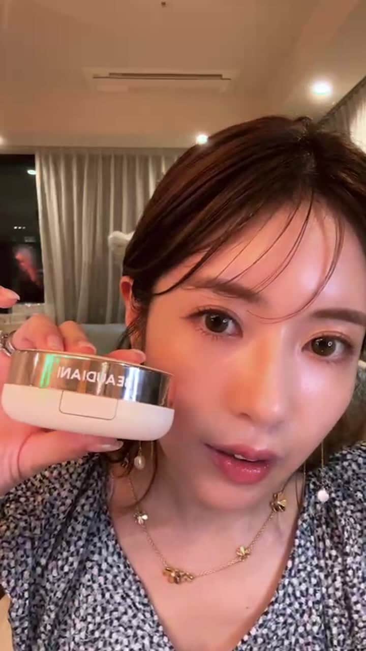 舟山久美子（くみっきー）のインスタグラム：「アーカイブ残したよ🫡  アイシャドウ @snidelbeauty   リップ @laka.official   リフトアップ デンキバリブラシ @electron_beauty   敏感肌でもおすすめの美容液 フルボ酸 @fatuite_cosmetics  @dr365_official」