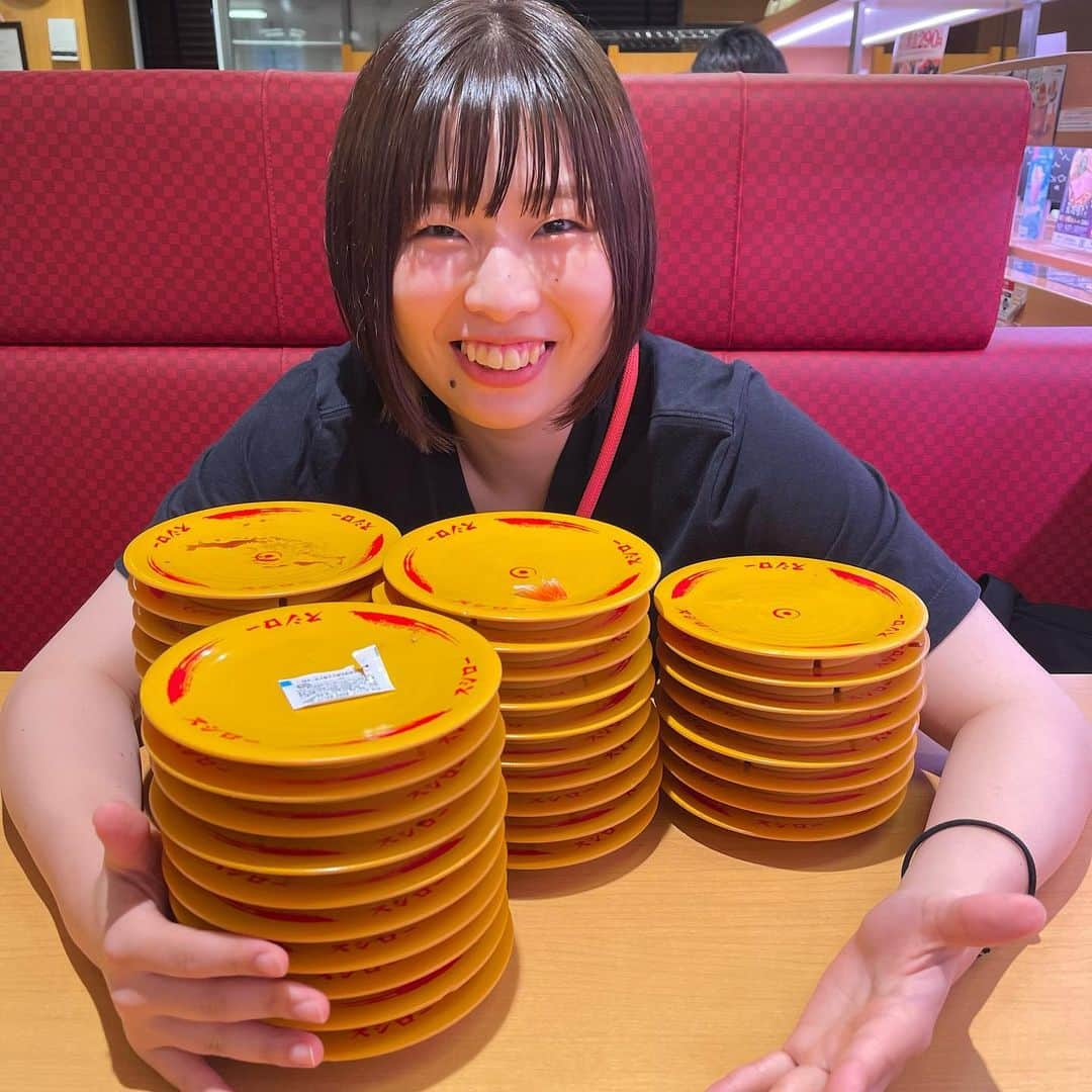 北岡悟さんのインスタグラム写真 - (北岡悟Instagram)「スシローフードファイト🍣🍣🍣🍣🍣 私25皿で49貫(1貫皿が1皿)。 天野心愛さんは38皿！！ これでもお互い腹七分目です。 何より我々は、最安皿しかチョイスしません😠 #スシロー #スシロー渋谷駅前店 #フードファイト #北岡悟 #天野心愛  ➖➖➖ 天野さんのことは入籍しても、"妻"や"嫁"と、人に言う感じになれないし、そもそも本人にずっと"天野さん"呼びでしたから、引き続き"天野さん"呼びしてしまいます。 ➖➖➖ 三枚目左下↙️煮あなごの煮てないあなご感w🤣」8月14日 22時06分 - lotuskitaoka