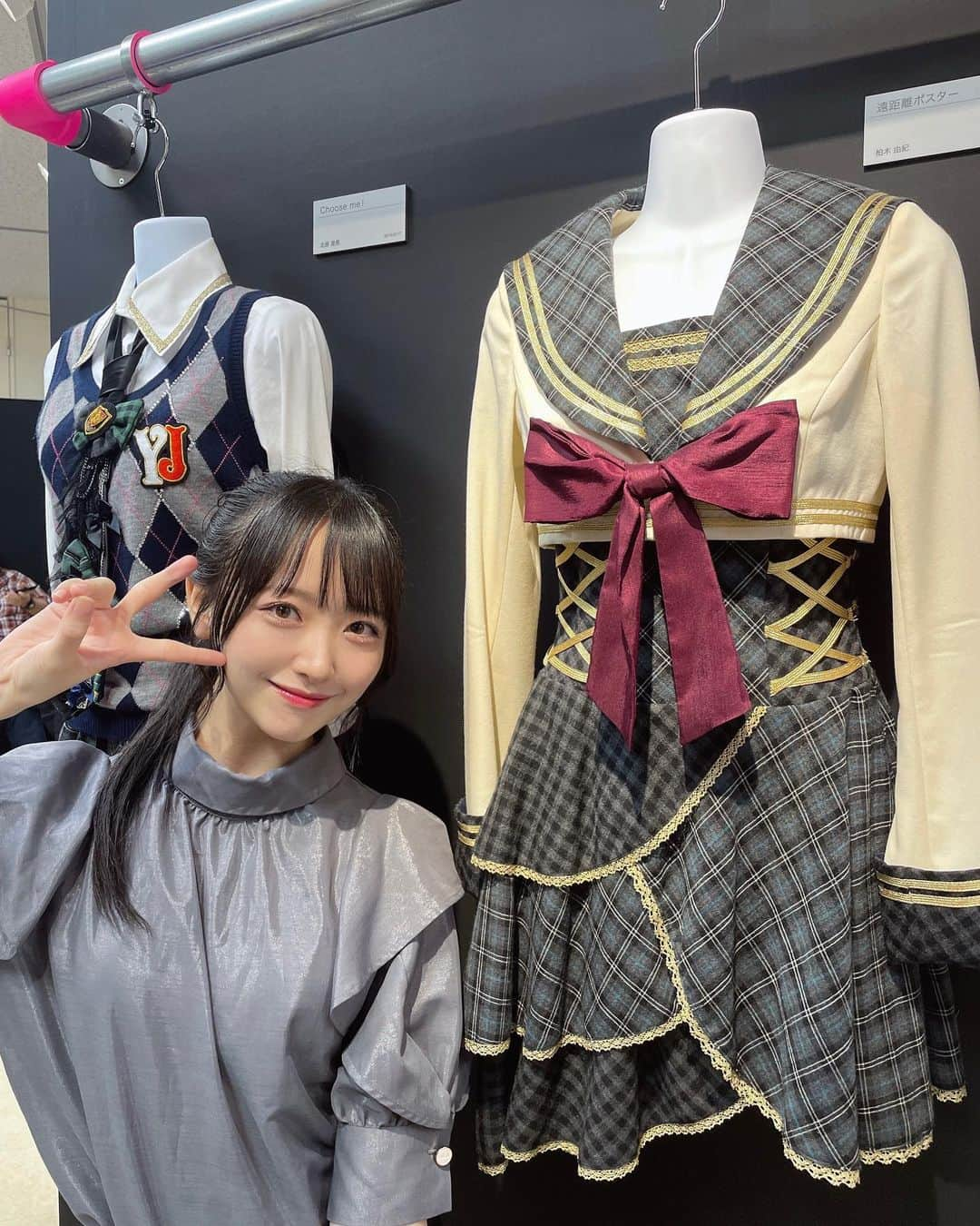 石田千穂のインスタグラム：「#AKB48大衣装展 日程的に行けないと思ってたら、空き時間が出来て急遽行けたんです！ 本当に嬉しかった☺︎ どの衣装も繊細ですごく愛を感じました！ ときめきと夢が詰まった空間… 本当に感動しました🥲  1枚目：大好き！この衣装を着て遠距離ポスターを披露するのが夢です！ 2.3枚目：このMVを何度見た事か…圧巻😭 4枚目：AKB選抜に選んで頂いた「サステナブル 」の衣装。思い出いっぱい！ 5枚目：入ってすぐの光景🥹 6枚目：前田敦子さんの卒業ドレス。どの卒業ドレスも本当に綺麗でした…憧れです！！ 7枚目：しのぶさんかっこよすぎます…🥹✨ 8枚目：アイドルを目指すきっかけとなった推しメン板野友美さんのサイン🥹 9.10枚目：世界選抜総選挙の第一位の椅子。こんな近くで見れるとは！」