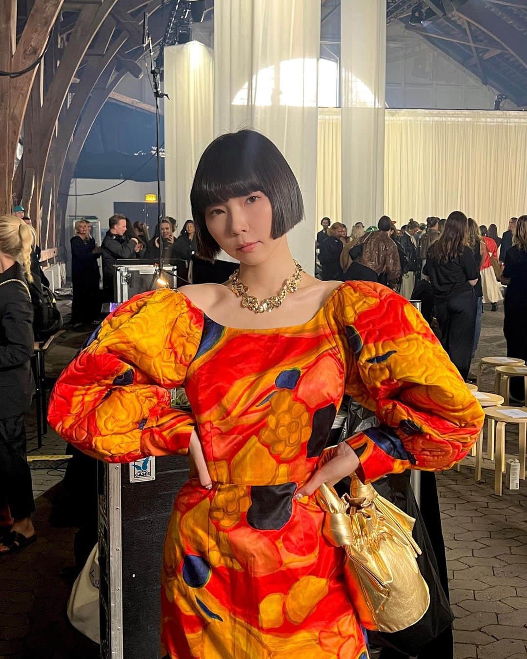 のインスタグラム：「子供に好かれるのも長所だよ👼さすがにモテすぎたwww  写真撮ってって♡可愛すぎる♡  @helmstedt_  #Copenhagen#Denmark #コペンハーゲン#デンマーク #cphfw #helmstedt #dress」