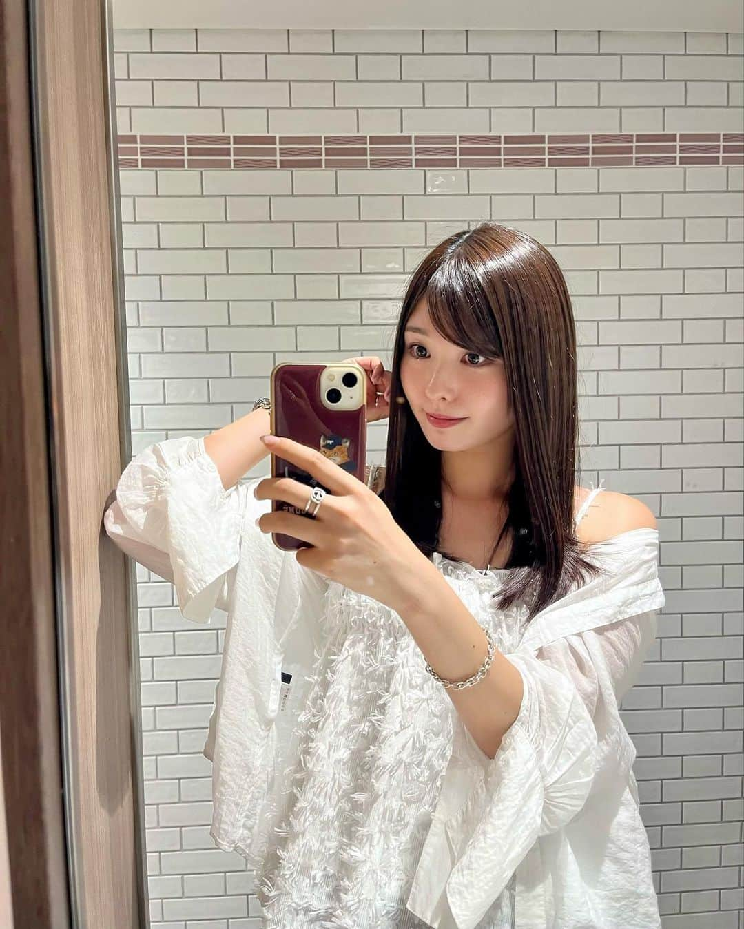 YOUKORINのインスタグラム：「ヘアトリートメント🤍 @shota_geniee   海で傷んでた髪が 写真と動画で分かるぐらい さらさらに✌️✨  髪質改善ミネコラトリートメントを してもらいました🫶  髪質改善トリートメントをして いくとどんどんサラサラに☺️  髪と肌はずっと綺麗で いたいからこれからもケアしないと🥺💕  📍 大阪府大阪市西区南堀江1-12-19四ツ橋スタービル1階  PR @shota_geniee #四ツ橋美容室 #四ツ橋美容院 #四ツ橋ヘアサロン #心斎橋ヘアサロン #心斎橋美容院 #心斎橋美容室 #心斎橋髪質改善 #四ツ橋髪質改善」