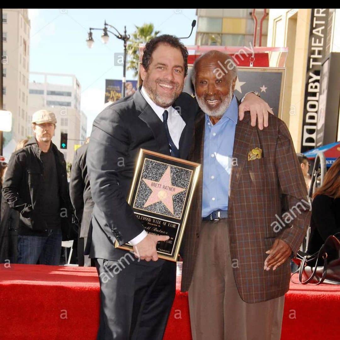 ブレット・ラトナーさんのインスタグラム写真 - (ブレット・ラトナーInstagram)「Clarence Avant was a friend, mentor and King among men! What we call in my culture a true Mensch! Greatest day of my life having Clarence and his family there by my side when I received my Star on the Hollywood walk of Fame but an even bigger honor to be there when Clarence received his Star. He asked me to be there by his side and I wouldn’t of missed it for the world. What a life…..and one of the biggest inspirations to so many people who i respected and admired also had Clarence’s friendship and advice. They all felt the same, lucky to know Clarence and to have his ear! If i ever needed any kind of advice about life or business it was Clarence who i called first. And when he spoke I listened. He didn’t hold back and always told me like it is. Never pulling punches or worrying about my feelings being hurt. He told the truth, always. Never bullshitted you to spare your feelings. He always went out of his way and made a huge effort to resolve any issue you had and talk you thru the options. He had a generosity of spirit. His passing is a huge loss for so many. The only solace I have today is knowing that he is with his beloved Jacquie who is definitely an angel in Heaven above. I never met a more lovely, elegant and classier human being in my life. They were the cutest couple ever and Nicole and Alex were so blessed to have them for so long. So many great memories with Clarence and family over the years. I used to love giving him a big hug when I saw him because he smelled so good and it reminded me of my Grandfather. A big sad hug to @nicoleavantofficial and @iamalexavant who truly loved and honored their parents and had the most beautiful relationship with them similar to the one I had with my Grandparents. Kindred Spirits. Love you Clarence RIP May G-d bless you and keep you Baruch H_ashem!」8月14日 22時21分 - brettrat