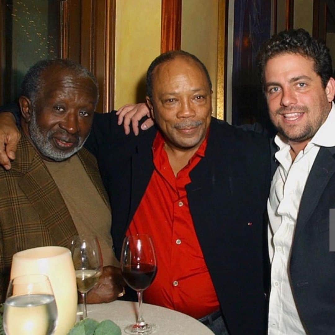 ブレット・ラトナーさんのインスタグラム写真 - (ブレット・ラトナーInstagram)「Clarence Avant was a friend, mentor and King among men! What we call in my culture a true Mensch! Greatest day of my life having Clarence and his family there by my side when I received my Star on the Hollywood walk of Fame but an even bigger honor to be there when Clarence received his Star. He asked me to be there by his side and I wouldn’t of missed it for the world. What a life…..and one of the biggest inspirations to so many people who i respected and admired also had Clarence’s friendship and advice. They all felt the same, lucky to know Clarence and to have his ear! If i ever needed any kind of advice about life or business it was Clarence who i called first. And when he spoke I listened. He didn’t hold back and always told me like it is. Never pulling punches or worrying about my feelings being hurt. He told the truth, always. Never bullshitted you to spare your feelings. He always went out of his way and made a huge effort to resolve any issue you had and talk you thru the options. He had a generosity of spirit. His passing is a huge loss for so many. The only solace I have today is knowing that he is with his beloved Jacquie who is definitely an angel in Heaven above. I never met a more lovely, elegant and classier human being in my life. They were the cutest couple ever and Nicole and Alex were so blessed to have them for so long. So many great memories with Clarence and family over the years. I used to love giving him a big hug when I saw him because he smelled so good and it reminded me of my Grandfather. A big sad hug to @nicoleavantofficial and @iamalexavant who truly loved and honored their parents and had the most beautiful relationship with them similar to the one I had with my Grandparents. Kindred Spirits. Love you Clarence RIP May G-d bless you and keep you Baruch H_ashem!」8月14日 22時21分 - brettrat