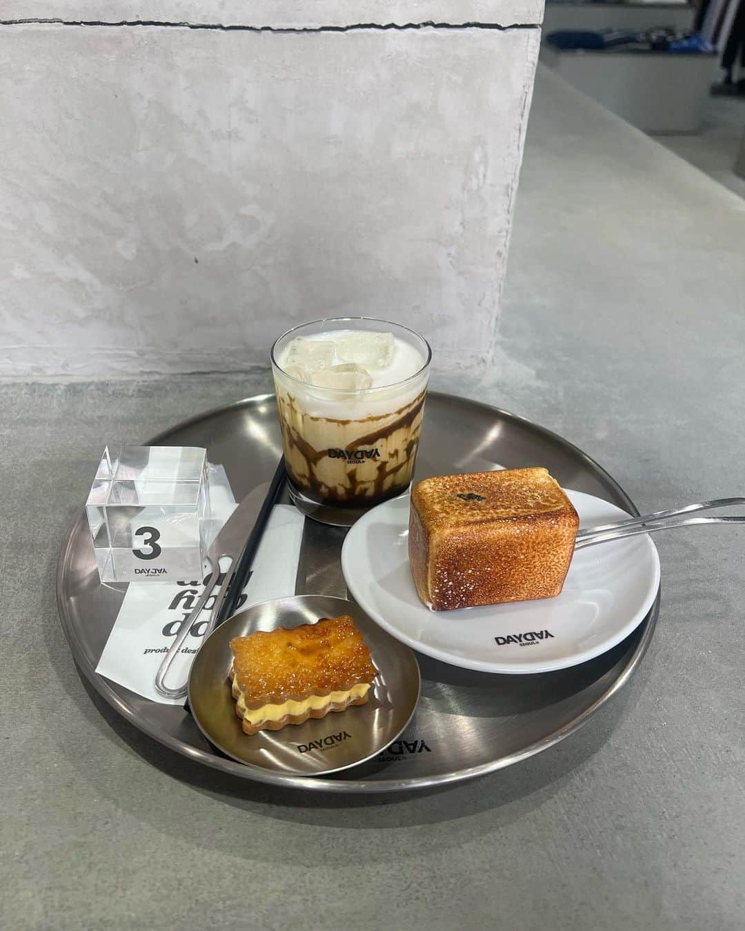 岡本彩夏のインスタグラム：「＊ 大好きなバターサンドとマシュマロに覆われたアイス🥹 甘党の方おすすめ🍬🍮 ・ #栄カフェ #名古屋カフェ #カフェ」