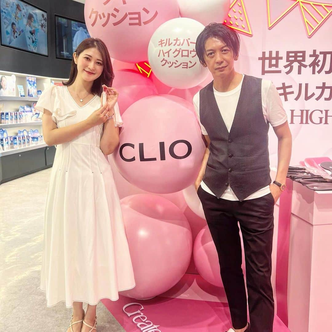 Sayuri（岸岡小百合）のインスタグラム：「* 💠CLIO POPUPイベント💠 世界初デビュー！New キルカバークッションを お披露目するPOP-UPイベントが @cosme TOKYO （東京・原宿）にて 明日8/15まで開催されています。  ブランドを代表するシリーズ “キルカバークッションファンデーション"の新作を お試しさせていただきました♡  韓国コスメは興味はあったものの 30を過ぎてからは使っておらず、 久しぶりに使ってみたらクォリティに驚き😆‼️ 韓国での人気っぷりに納得でした。  ✅ #キルカバーハイグロウクッション 密着力抜群 厚塗りに見えないのにカバー力があり、艶が綺麗。 きめ細やかな毛穴レス肌に見える‥ そして崩れにくい。  艶と崩れにくさの両立ってなかなか難しいですよね？？ 明るく生き生きとした艶肌にみせてくれる クッションファンデでした🤍  そして、個人的には前作の #キルカバーザニューファンウェアクッション  がすごく好き✨ 少しマット寄りでほんのりとした艶がでます😁 ミニサイズも出たので持ち歩きにすごく便利‼️ 大人女性にはこちらもおすすめです💖  品のある陶器のようなお肌に見えますよ🥰 お化粧直しもいらないくらいのもちの良さもありがたい♡  アイシャドウやリップはとにかく可愛いし使いやすい😍 リップは艶やかでなめらかなのに色もちが良いので 秋冬を向けて他の色も欲しくなっています💖  久しぶりに @jojitsuchiya さんにもお会いできて 嬉しかったな🌿 お忙しい中対応していただきありがとうございました🎵  #clio #オリヤン　#韓国コスメ #tommorowxtogether  #tommorow_x_together  #tbt  #キルカバーザニューファンウェアクッション  #キルカバークッションファンデ  #キルカバーハイグロウクッション #肌メイク #美肌」