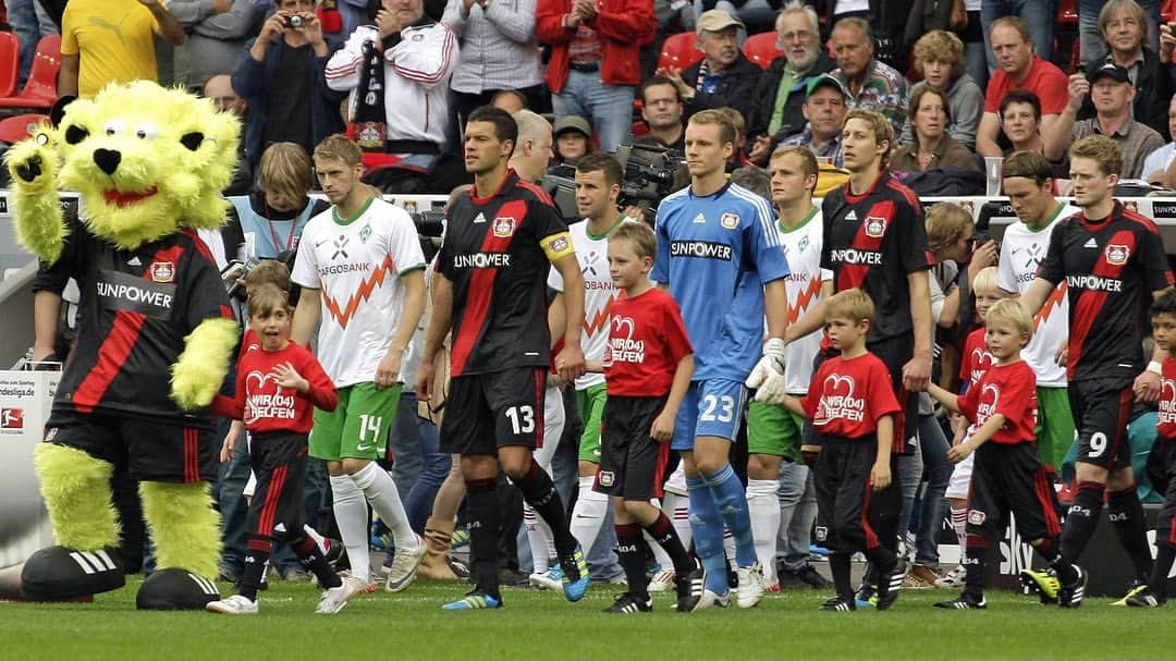 ベルント・レノのインスタグラム：「On this day, 12 years ago, in 2011, I made my @bundesliga debut for @bayer04fussball in our 1:0 win against Bremen. 7 years, 304 games and 100 clean sheets. Thank you for lots of special memories in ⚫️🔴😍」