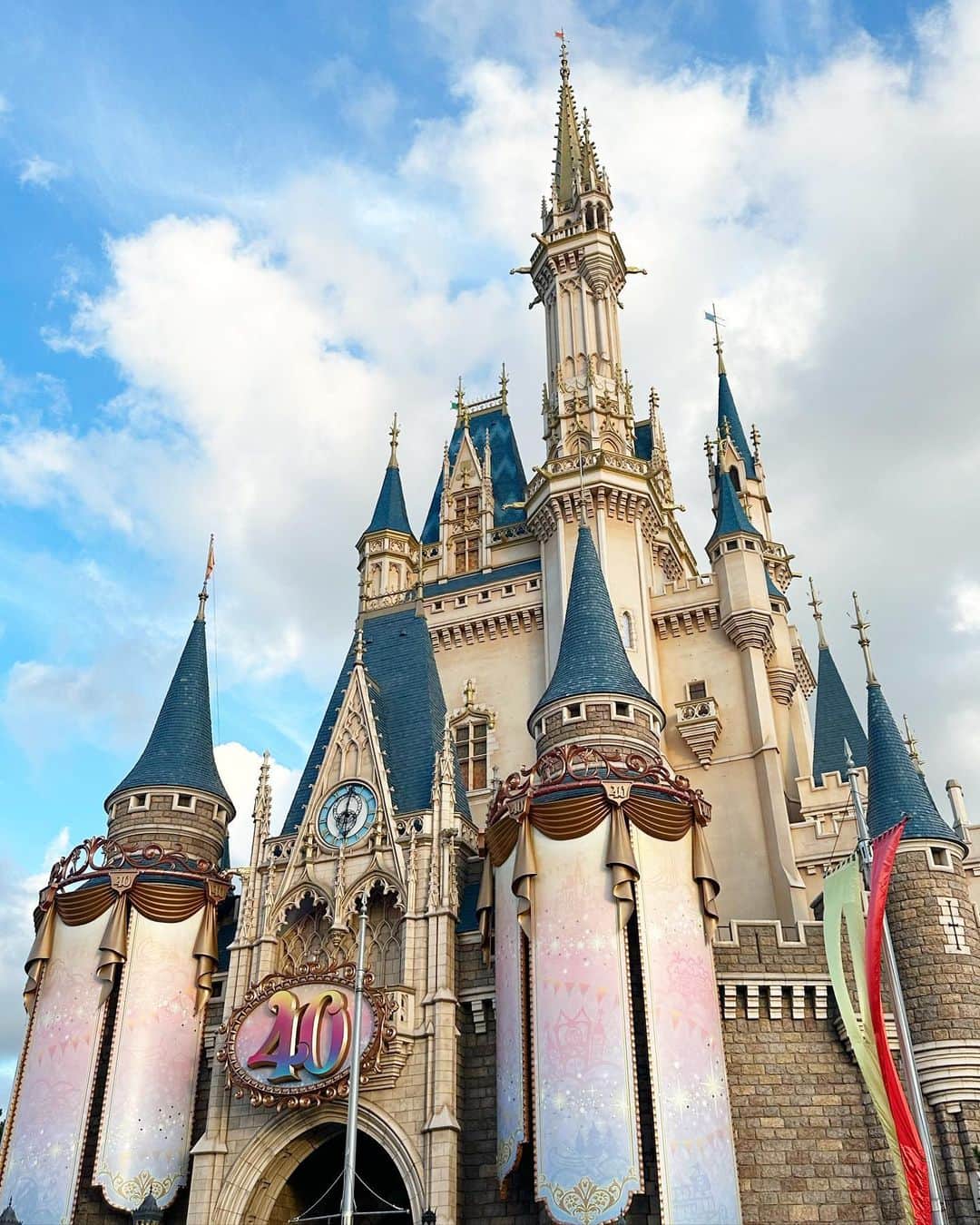 MIURAMAIのインスタグラム：「久々にランドいけた🏰💭  40周年なってからは初だな！  9割酒飲んでた🫶🏻  実は夢でした ディズニー同伴。笑  結論からいいます  二度とせん🤣🤣🤣  疲れすぎた🤗  休みの日に行くべし🥳  #ディズニー #ディズニーランド #40周年」