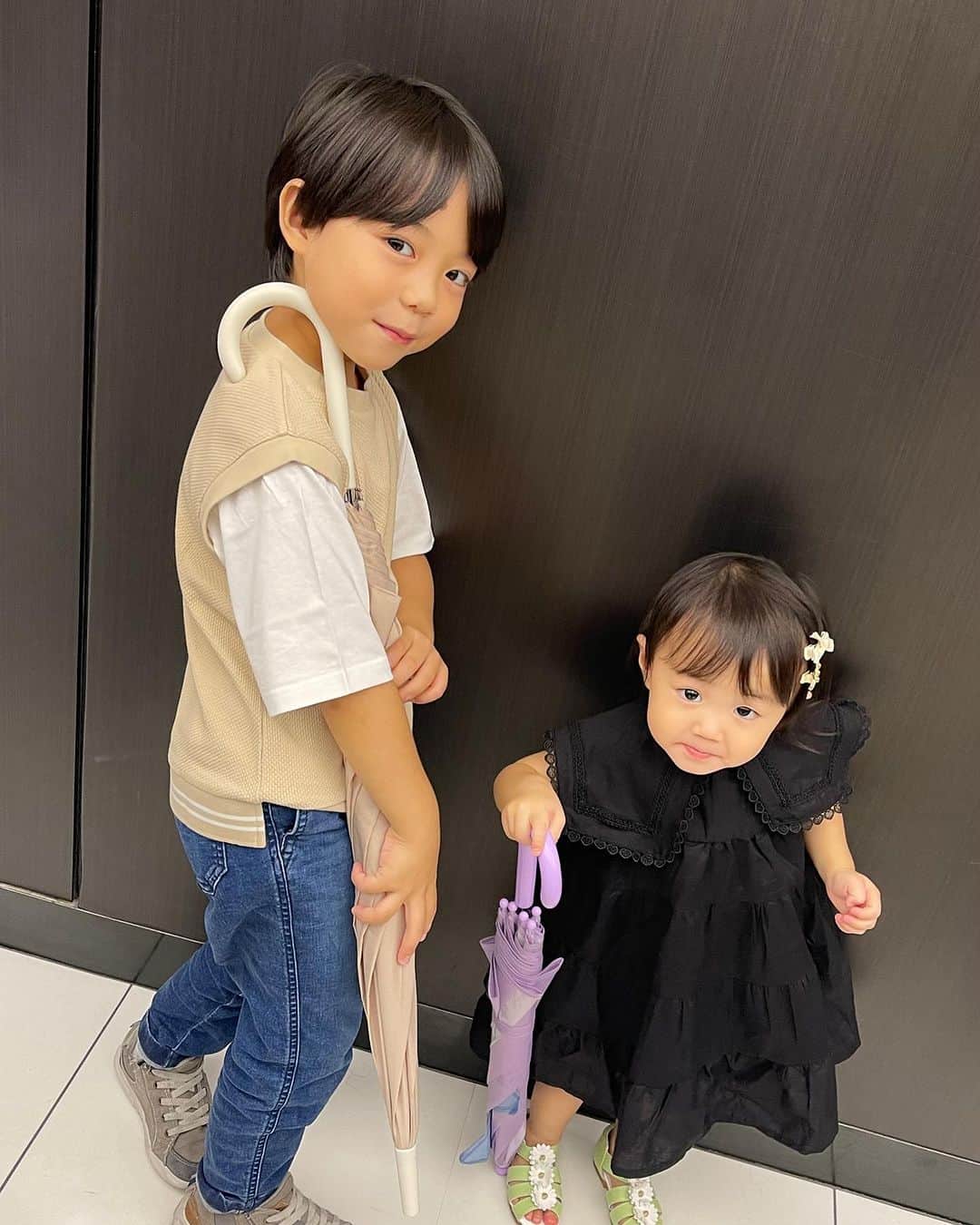恒松あゆみのインスタグラム：「今日は娘のお誕生日。  2歳になりました。  好きな食べ物は、おこめ、ねぎ、わかめ、にんじん、ごぼう、れんこん、だいこん。  おしゃれ大好き。 おしゃべり大好き。  最近の口癖は「やだよぅ」です。  強くて可愛い娘は今日も元気に我が道を歩んでおります。  今後のおもしろエピソードにご期待ください(笑)。  にいにと一緒に、すくすく大きくなあれ！！   #娘の誕生日   #2歳0ヶ月   #変顔ははずせない」