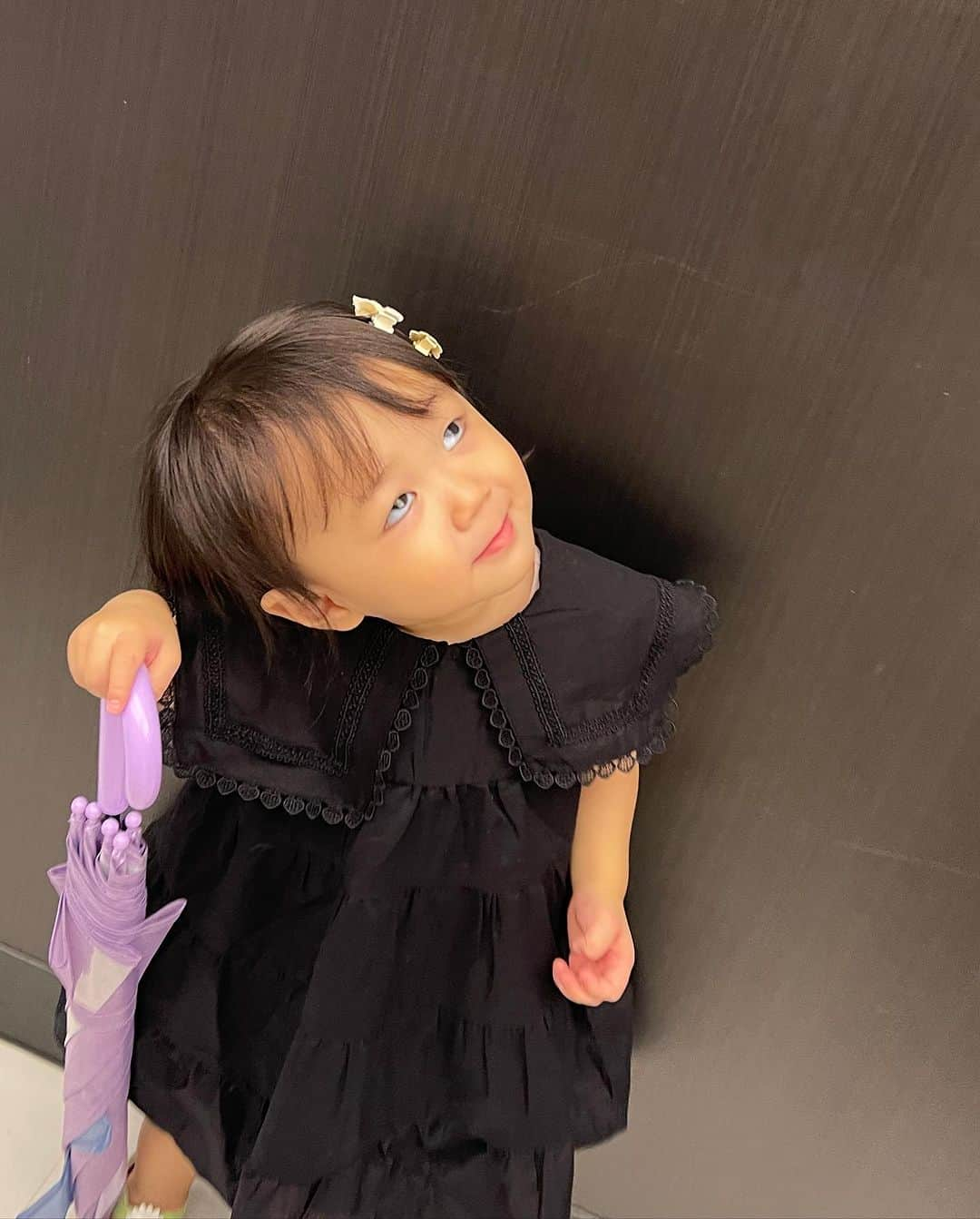 恒松あゆみさんのインスタグラム写真 - (恒松あゆみInstagram)「今日は娘のお誕生日。  2歳になりました。  好きな食べ物は、おこめ、ねぎ、わかめ、にんじん、ごぼう、れんこん、だいこん。  おしゃれ大好き。 おしゃべり大好き。  最近の口癖は「やだよぅ」です。  強くて可愛い娘は今日も元気に我が道を歩んでおります。  今後のおもしろエピソードにご期待ください(笑)。  にいにと一緒に、すくすく大きくなあれ！！   #娘の誕生日   #2歳0ヶ月   #変顔ははずせない」8月14日 22時18分 - amyonn