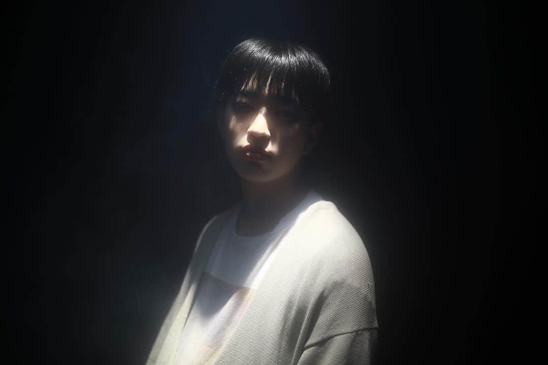 森重秀太さんのインスタグラム写真 - (森重秀太Instagram)「MV『ありのままでいい』オフショット③📷  オフショット最後はこちら‼️ MVを見てくださった方は分かると思いますが、彼はとても苦しんでましたね🥲 色々な人格？個性？を表現するのはとても楽しかった😌  明日18:00に告知がございます。 お楽しみに📢  #森重秀太 #actor #artist #musician #shUTArecords」8月14日 22時18分 - morishige_shuta