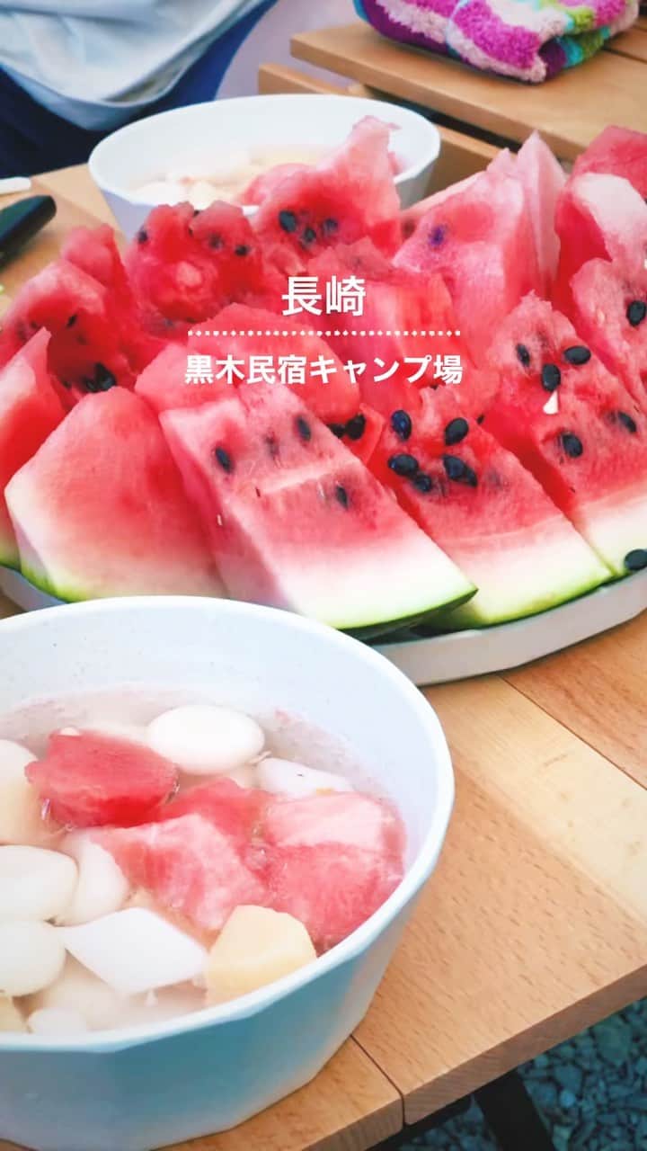 平地真菜のインスタグラム：「川でスイカを冷やしてる時って しばらく見ないうちに 流されてるんじゃないかって 気が気じゃないよね🍉  全然釣りに関係ないけど、楽しかった夏の思い出です😂」
