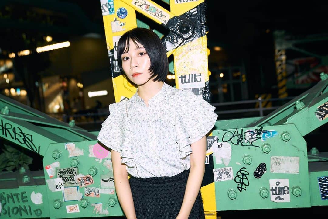 田辺留依のインスタグラム：「髪が短くなった日に撮ってもらったお写真  夜撮影って楽しい。  📷. @take1an  #Photo #fashion #makeup #hairstyle」