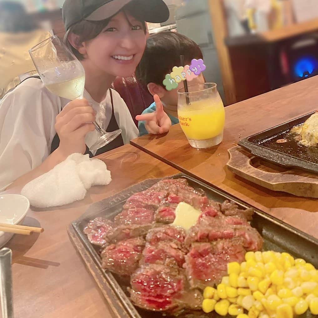 矢口真里さんのインスタグラム写真 - (矢口真里Instagram)「お肉とワインという贅沢な日😁✨ めちゃくちゃ美味しかった🥹✨ 息子たちはチーズハンバーグ♡ 最高でした😊✨」8月14日 22時27分 - mariyaguchi_official