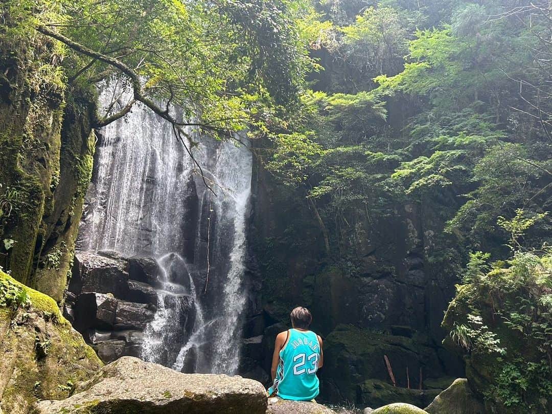 菊池流帆さんのインスタグラム写真 - (菊池流帆Instagram)「石の上にもマイケルジョーダン。  怪我をして5か月が経とうとしている。 精神的にも肉体的にもきついことが多かったけどやれることが増えてきて今はすごく楽しいし、充実している。  自身の成長とやっぱりサッカーは楽しいなって子供の頃を思い出すような感覚がたくさん増えてきた。 やっとで怪我をしてよかったなという未来を創造できそうな自分を見つけ出せそうで嬉しい。  仲間達の活躍は素直に嬉しいし、自分の刺激にすごいなっている。 俺は這い上がるだけだし、元々チャレンジャー。 とことん牙を磨き続けるだけ。  早く復帰してサッカーを本気で出来る日を夢見続けてる。 ヒーローインタビューで大泣きする妄想をいつもしている。 ダビド半端ないってと言われる日を心待ちにしている。  引き続きヴィッセルの応援をよろしくお願いします🔥 優勝するぞ。当たり前か。 少しでもチームの力になれるように。  あと少し。こんな大切で貴重な期間を楽しんで全力で毎日を闘う。 新生ダビドマイケルサクラギリューホが楽しみだぜ。  #ダビドリューホ #サクラギリューホ #ダビドハナミチ #岩手の怪物 #釜石の大迫勇也 #釜石のマイケルジョーダン #神戸の桜木花道 #神倉神社 #熊野本宮大社 #別名よっちくん神社 #桑の木の滝 #ジョーダンかジョーダン以外か #ならば俺はジョーダンや #リバウンド王 #インサイドパス成功したらめっちゃ上手くなってるやんってチームメイトにバカにされます #勘弁してくれや #あれもしかして俺インサイドパスできてなかったっけ #やばい選手やんそんなん #いやバカにされてるんじゃない嫉妬されてるんや #こんな素晴らしいインサイドパスを見たらそうなってしまうよなごめんな #俺バケモン選手やん #怪我してサッカーうまなってるやん俺 #技巧派に生まれ変わってる #ピッチに虹をかけてもいいかな #日本のアンドレスだ俺は #やかましいわぁーそんなわけねーだろーなんも変わらねーわおかしいだろ #これが本当のジョーダンです #ほんまになんやねん #ありがとうございました #途中経過でした」8月14日 22時39分 - davidryuho49