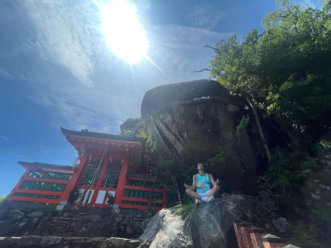 菊池流帆さんのインスタグラム写真 - (菊池流帆Instagram)「石の上にもマイケルジョーダン。  怪我をして5か月が経とうとしている。 精神的にも肉体的にもきついことが多かったけどやれることが増えてきて今はすごく楽しいし、充実している。  自身の成長とやっぱりサッカーは楽しいなって子供の頃を思い出すような感覚がたくさん増えてきた。 やっとで怪我をしてよかったなという未来を創造できそうな自分を見つけ出せそうで嬉しい。  仲間達の活躍は素直に嬉しいし、自分の刺激にすごいなっている。 俺は這い上がるだけだし、元々チャレンジャー。 とことん牙を磨き続けるだけ。  早く復帰してサッカーを本気で出来る日を夢見続けてる。 ヒーローインタビューで大泣きする妄想をいつもしている。 ダビド半端ないってと言われる日を心待ちにしている。  引き続きヴィッセルの応援をよろしくお願いします🔥 優勝するぞ。当たり前か。 少しでもチームの力になれるように。  あと少し。こんな大切で貴重な期間を楽しんで全力で毎日を闘う。 新生ダビドマイケルサクラギリューホが楽しみだぜ。  #ダビドリューホ #サクラギリューホ #ダビドハナミチ #岩手の怪物 #釜石の大迫勇也 #釜石のマイケルジョーダン #神戸の桜木花道 #神倉神社 #熊野本宮大社 #別名よっちくん神社 #桑の木の滝 #ジョーダンかジョーダン以外か #ならば俺はジョーダンや #リバウンド王 #インサイドパス成功したらめっちゃ上手くなってるやんってチームメイトにバカにされます #勘弁してくれや #あれもしかして俺インサイドパスできてなかったっけ #やばい選手やんそんなん #いやバカにされてるんじゃない嫉妬されてるんや #こんな素晴らしいインサイドパスを見たらそうなってしまうよなごめんな #俺バケモン選手やん #怪我してサッカーうまなってるやん俺 #技巧派に生まれ変わってる #ピッチに虹をかけてもいいかな #日本のアンドレスだ俺は #やかましいわぁーそんなわけねーだろーなんも変わらねーわおかしいだろ #これが本当のジョーダンです #ほんまになんやねん #ありがとうございました #途中経過でした」8月14日 22時39分 - davidryuho49