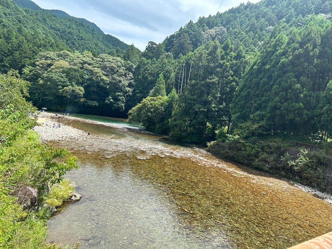 菊池流帆さんのインスタグラム写真 - (菊池流帆Instagram)「石の上にもマイケルジョーダン。  怪我をして5か月が経とうとしている。 精神的にも肉体的にもきついことが多かったけどやれることが増えてきて今はすごく楽しいし、充実している。  自身の成長とやっぱりサッカーは楽しいなって子供の頃を思い出すような感覚がたくさん増えてきた。 やっとで怪我をしてよかったなという未来を創造できそうな自分を見つけ出せそうで嬉しい。  仲間達の活躍は素直に嬉しいし、自分の刺激にすごいなっている。 俺は這い上がるだけだし、元々チャレンジャー。 とことん牙を磨き続けるだけ。  早く復帰してサッカーを本気で出来る日を夢見続けてる。 ヒーローインタビューで大泣きする妄想をいつもしている。 ダビド半端ないってと言われる日を心待ちにしている。  引き続きヴィッセルの応援をよろしくお願いします🔥 優勝するぞ。当たり前か。 少しでもチームの力になれるように。  あと少し。こんな大切で貴重な期間を楽しんで全力で毎日を闘う。 新生ダビドマイケルサクラギリューホが楽しみだぜ。  #ダビドリューホ #サクラギリューホ #ダビドハナミチ #岩手の怪物 #釜石の大迫勇也 #釜石のマイケルジョーダン #神戸の桜木花道 #神倉神社 #熊野本宮大社 #別名よっちくん神社 #桑の木の滝 #ジョーダンかジョーダン以外か #ならば俺はジョーダンや #リバウンド王 #インサイドパス成功したらめっちゃ上手くなってるやんってチームメイトにバカにされます #勘弁してくれや #あれもしかして俺インサイドパスできてなかったっけ #やばい選手やんそんなん #いやバカにされてるんじゃない嫉妬されてるんや #こんな素晴らしいインサイドパスを見たらそうなってしまうよなごめんな #俺バケモン選手やん #怪我してサッカーうまなってるやん俺 #技巧派に生まれ変わってる #ピッチに虹をかけてもいいかな #日本のアンドレスだ俺は #やかましいわぁーそんなわけねーだろーなんも変わらねーわおかしいだろ #これが本当のジョーダンです #ほんまになんやねん #ありがとうございました #途中経過でした」8月14日 22時39分 - davidryuho49