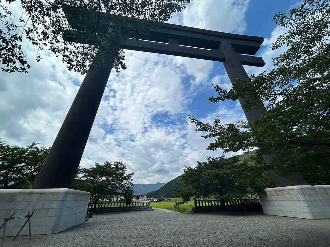 菊池流帆さんのインスタグラム写真 - (菊池流帆Instagram)「石の上にもマイケルジョーダン。  怪我をして5か月が経とうとしている。 精神的にも肉体的にもきついことが多かったけどやれることが増えてきて今はすごく楽しいし、充実している。  自身の成長とやっぱりサッカーは楽しいなって子供の頃を思い出すような感覚がたくさん増えてきた。 やっとで怪我をしてよかったなという未来を創造できそうな自分を見つけ出せそうで嬉しい。  仲間達の活躍は素直に嬉しいし、自分の刺激にすごいなっている。 俺は這い上がるだけだし、元々チャレンジャー。 とことん牙を磨き続けるだけ。  早く復帰してサッカーを本気で出来る日を夢見続けてる。 ヒーローインタビューで大泣きする妄想をいつもしている。 ダビド半端ないってと言われる日を心待ちにしている。  引き続きヴィッセルの応援をよろしくお願いします🔥 優勝するぞ。当たり前か。 少しでもチームの力になれるように。  あと少し。こんな大切で貴重な期間を楽しんで全力で毎日を闘う。 新生ダビドマイケルサクラギリューホが楽しみだぜ。  #ダビドリューホ #サクラギリューホ #ダビドハナミチ #岩手の怪物 #釜石の大迫勇也 #釜石のマイケルジョーダン #神戸の桜木花道 #神倉神社 #熊野本宮大社 #別名よっちくん神社 #桑の木の滝 #ジョーダンかジョーダン以外か #ならば俺はジョーダンや #リバウンド王 #インサイドパス成功したらめっちゃ上手くなってるやんってチームメイトにバカにされます #勘弁してくれや #あれもしかして俺インサイドパスできてなかったっけ #やばい選手やんそんなん #いやバカにされてるんじゃない嫉妬されてるんや #こんな素晴らしいインサイドパスを見たらそうなってしまうよなごめんな #俺バケモン選手やん #怪我してサッカーうまなってるやん俺 #技巧派に生まれ変わってる #ピッチに虹をかけてもいいかな #日本のアンドレスだ俺は #やかましいわぁーそんなわけねーだろーなんも変わらねーわおかしいだろ #これが本当のジョーダンです #ほんまになんやねん #ありがとうございました #途中経過でした」8月14日 22時39分 - davidryuho49