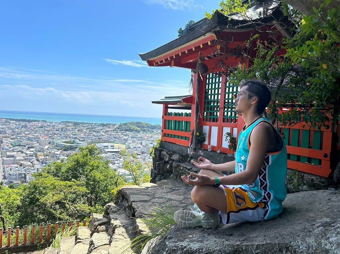 菊池流帆さんのインスタグラム写真 - (菊池流帆Instagram)「石の上にもマイケルジョーダン。  怪我をして5か月が経とうとしている。 精神的にも肉体的にもきついことが多かったけどやれることが増えてきて今はすごく楽しいし、充実している。  自身の成長とやっぱりサッカーは楽しいなって子供の頃を思い出すような感覚がたくさん増えてきた。 やっとで怪我をしてよかったなという未来を創造できそうな自分を見つけ出せそうで嬉しい。  仲間達の活躍は素直に嬉しいし、自分の刺激にすごいなっている。 俺は這い上がるだけだし、元々チャレンジャー。 とことん牙を磨き続けるだけ。  早く復帰してサッカーを本気で出来る日を夢見続けてる。 ヒーローインタビューで大泣きする妄想をいつもしている。 ダビド半端ないってと言われる日を心待ちにしている。  引き続きヴィッセルの応援をよろしくお願いします🔥 優勝するぞ。当たり前か。 少しでもチームの力になれるように。  あと少し。こんな大切で貴重な期間を楽しんで全力で毎日を闘う。 新生ダビドマイケルサクラギリューホが楽しみだぜ。  #ダビドリューホ #サクラギリューホ #ダビドハナミチ #岩手の怪物 #釜石の大迫勇也 #釜石のマイケルジョーダン #神戸の桜木花道 #神倉神社 #熊野本宮大社 #別名よっちくん神社 #桑の木の滝 #ジョーダンかジョーダン以外か #ならば俺はジョーダンや #リバウンド王 #インサイドパス成功したらめっちゃ上手くなってるやんってチームメイトにバカにされます #勘弁してくれや #あれもしかして俺インサイドパスできてなかったっけ #やばい選手やんそんなん #いやバカにされてるんじゃない嫉妬されてるんや #こんな素晴らしいインサイドパスを見たらそうなってしまうよなごめんな #俺バケモン選手やん #怪我してサッカーうまなってるやん俺 #技巧派に生まれ変わってる #ピッチに虹をかけてもいいかな #日本のアンドレスだ俺は #やかましいわぁーそんなわけねーだろーなんも変わらねーわおかしいだろ #これが本当のジョーダンです #ほんまになんやねん #ありがとうございました #途中経過でした」8月14日 22時39分 - davidryuho49