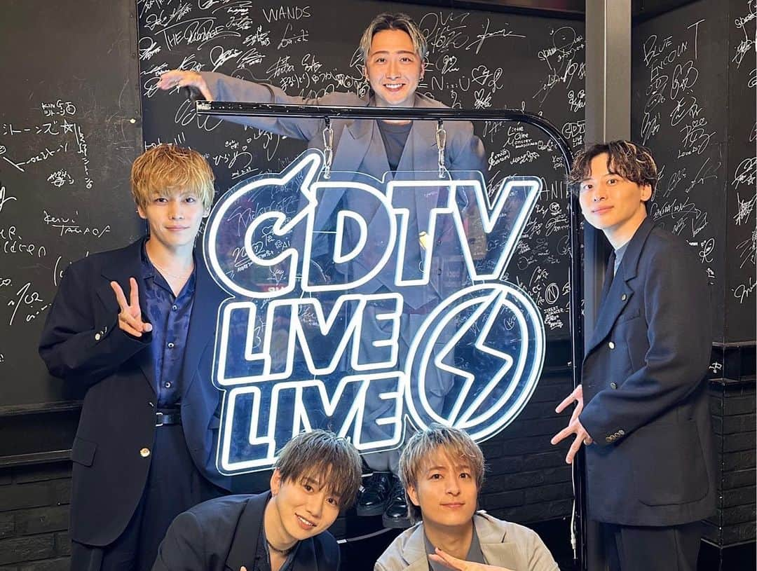 大野雄大さんのインスタグラム写真 - (大野雄大Instagram)「CDTVライブ！ライブ！真夏の4時間半スペシャル ご覧いただいた皆様ありがとうございました！  Da-iCEとしては スターマイン ダンデライオン　メドレー✨  そしてLittle Glee Monsterさんと 夏の終わりのハーモニーも一緒に歌わせていただきました✨  最高に楽しかったです🥺🥺🥺  そして 皆さんの温かい応援のおかげで無事に4日間の歌を歌うことができました😭😭😭 感謝感謝です。。  今日はお酒が美味しそうです😋  #cdtvライブライブ  #da_ice #littlegleemonster さん #スターマイン #ダンデライオン #夏の終りのハーモニー #夏の日の1993 #感謝感謝感謝」8月14日 22時35分 - da_ice_udai