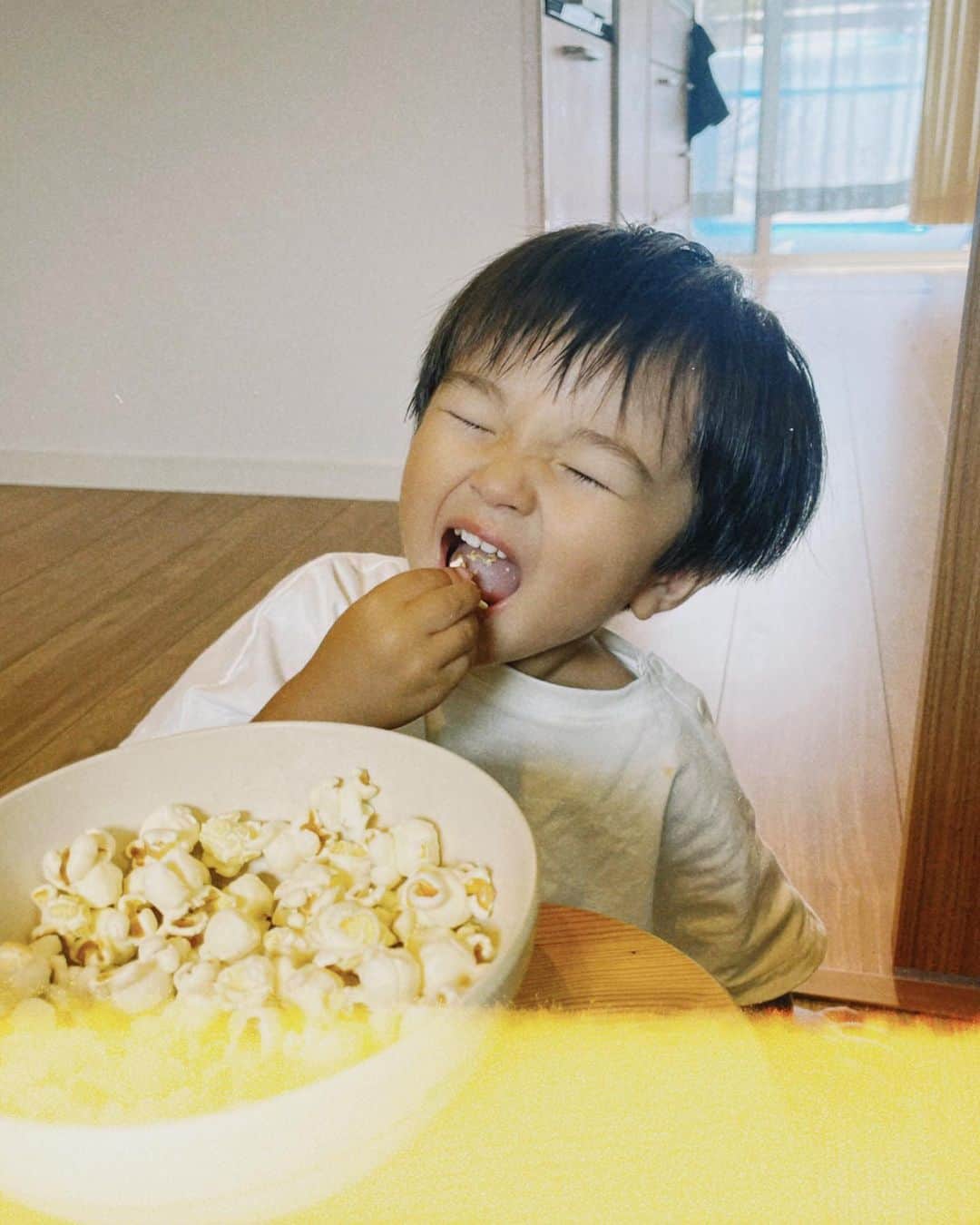 日下部ゆいこのインスタグラム：「. . お盆休み。 いかがお過ごしですか？ . 我が家は仕事の都合などで 旅行は行けませんでしたが 夏を楽しんでいます。 . 長男が言ってくれた 「8月が大好きになった」 という言葉が全てだな。 . . 3枚目の男3人の後頭部が 愛おしい。 . . #夏休み#お盆休み#男の子#男の子兄弟#男の子ママ#5歳#2歳」