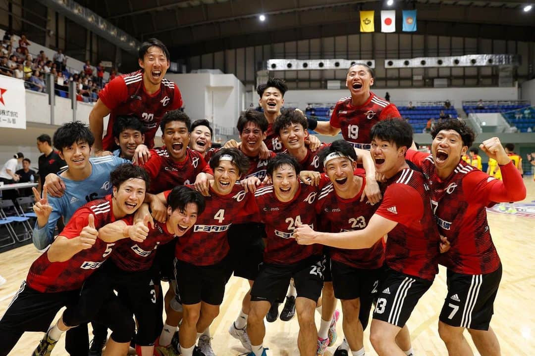 吉野樹のインスタグラム：「. JHL 第6.7戦 立川セントラルゲームズ  vs トヨタ自動車東日本 35-26 win🔥  vs 大同特殊鋼 36-30 win 🔥  開幕7連勝🦍👑 せっかくの全チーム集まるイベントでしたが、本音を言うともう少し盛り上がって欲しかったかな😰 僕らも頑張らないと🔥  立川まで熱い声援を送ってくださったファンの皆様、運営や関係者の皆様、ありがとうございました‼️  photo by @tagucci42   #トヨタ車体 #トヨタ車体ブレイヴキングス  #handball #newera」