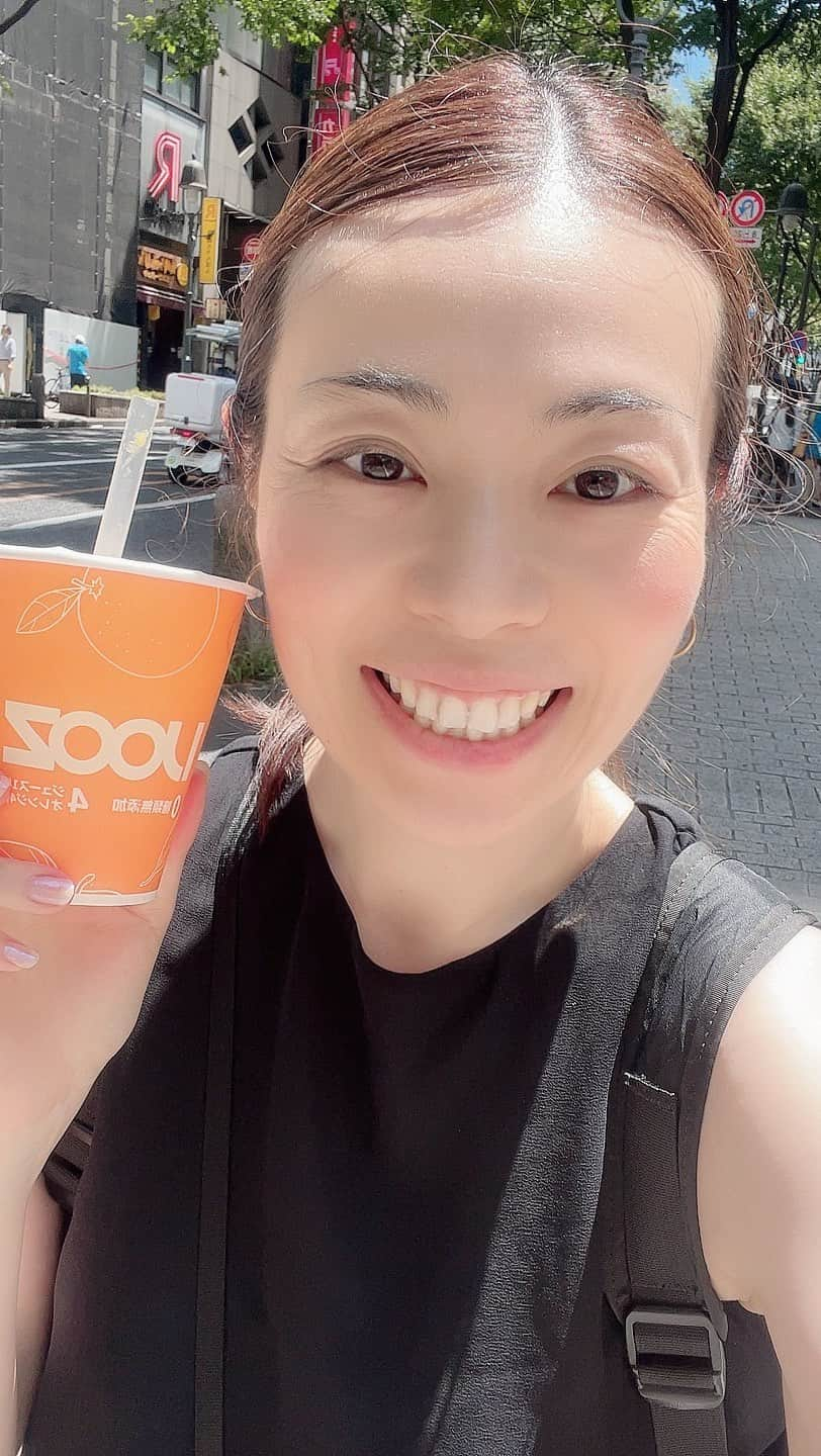 ヨーコのインスタグラム：「🥤  生搾りオレンジジュース自動販売機in渋谷🍊  他にも自由ヶ丘、品川、上野、吉祥寺などなど。 (詳しくは @ijooz_jp に載ってるよ)  1杯350円でこの美味しさはすごい！ 砂糖や添加物も入ってないフレッシュジュースが気軽に飲める時代✨  グレープフルーツや他の果物のジュースも飲めるようになったらいいな😍  ごちそうさまでした😋  #ijooz #生搾りオレンジジュース  #生搾りオレンジジュース自販機 #🍊 #🥤」