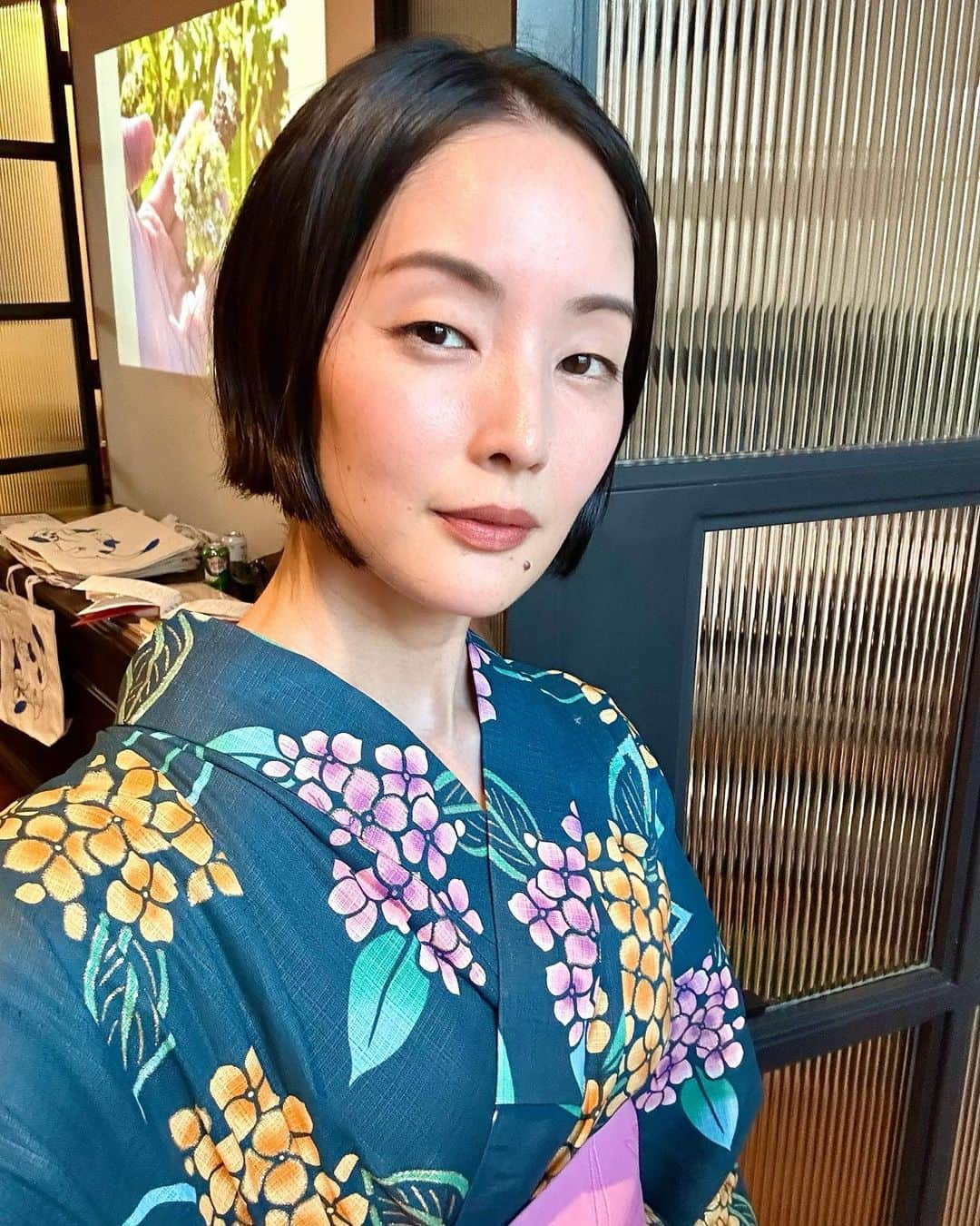 鈴木亜美さんのインスタグラム写真 - (鈴木亜美Instagram)「👘Japanese Summer vibes in NY👘🇯🇵  この夏まさかのNYで浴衣を着る機会を得て、Brooklynで開かれたpop up eventへ。染め物をしたり、お蕎麦と日本酒/焼酎のペアリングを堪能したり、浴衣を着ながら夏らしさを味わうことができました🇺🇸☀️  Had a really fun time at RIRI's pop up curated by @linatakefoto ❤️‍🔥❤️‍🔥I joined a tie-dye T-shirt workshop by @peaboy_mitsu and enjoyed gluten free Soba pairing Sake and Shochu by @uzuki_ny and @bin.bin.sake wearing Yukata styled by @kimononyc 🙏🏻♡  #yukata #nyc」8月14日 22時43分 - amisuzuki001