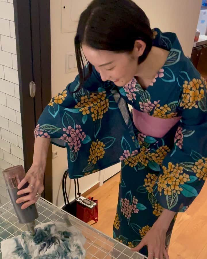 のインスタグラム：「👘Japanese Summer vibes in NY👘🇯🇵  この夏まさかのNYで浴衣を着る機会を得て、Brooklynで開かれたpop up eventへ。染め物をしたり、お蕎麦と日本酒/焼酎のペアリングを堪能したり、浴衣を着ながら夏らしさを味わうことができました🇺🇸☀️  Had a really fun time at RIRI's pop up curated by @linatakefoto ❤️‍🔥❤️‍🔥I joined a tie-dye T-shirt workshop by @peaboy_mitsu and enjoyed gluten free Soba pairing Sake and Shochu by @uzuki_ny and @bin.bin.sake wearing Yukata styled by @kimononyc 🙏🏻♡  #yukata #nyc」