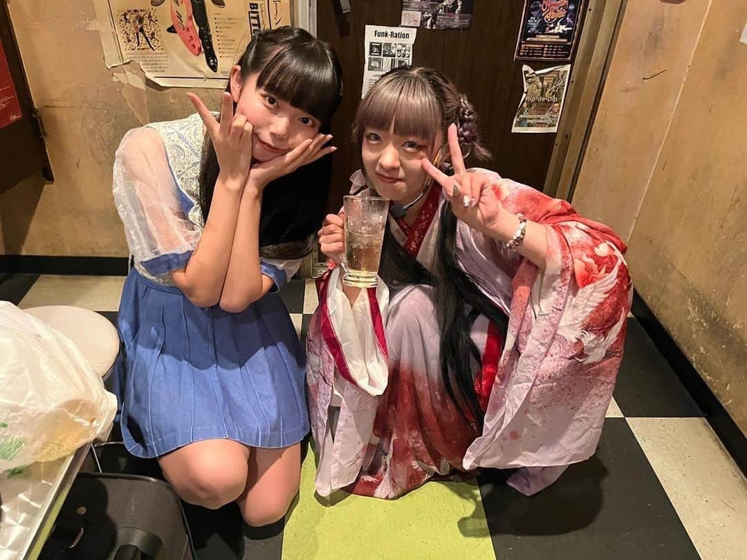 井出ちよののインスタグラム：「にゅーん、ちよのだよ🌈 今日は姫海月くらげ　レコ発ワンマンLIVEFanatic GIGA Night!!!にゲストで出演してきました！ 私はくらげちゃんに勝手に懐いてるので呼んでもらえて嬉しかった！！ コラボもして楽しかったね〜 時間間に合わなかった人達はほんとにごめんね🥲 来てくれた人ありがとう！！ MⅡの頃から一緒に活動してる人が今も活動し続けてくれるのは喜ばしいことだよね くらげちゃんも3776もこれからもよろしく！！」