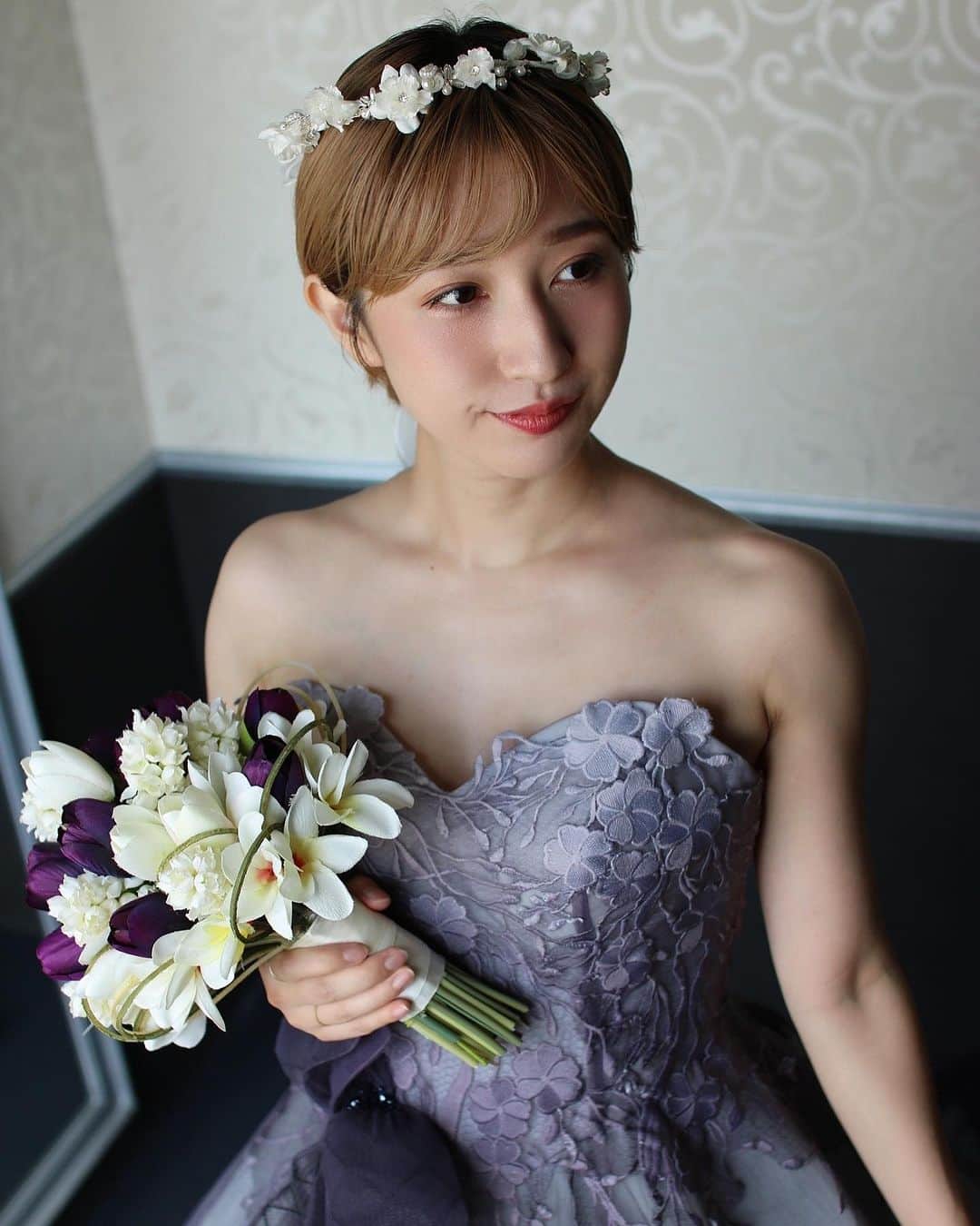 のインスタグラム：「✾  皆様へ  私、片山陽加は かねてよりお付き合いしていた方と 結婚したことをご報告いたします。  すみません。ごめんなさい。大嘘です。 いつか言いたいワードだったので🫣 なんて冗談はさておき！！  先日、 @annie_bridal_by_p さんで ドレスの試着をさせて頂く機会があり 初めてブライダルドレスを試着！  ちなみに、、、 全く持って結婚の予定はないので 夢のまた夢なんですけど😂笑  この日は、店内にあるドレスを 数着着用させてもらったんだけど、 ドレスの形も種類もアクセサリー類も 沢山ありすぎて、結婚するわけでもないのにガチ悩み笑 やはりそこは女の子だったみたいで🤣 ドレス見るとテンション上がるね♡  着てみたかったマーメイドと お店の方と選んだ王道プリンセスドレスを👗 特に5枚目のドレスは 本当に綺麗で素敵でお気に入り✨💖  今回お世話になったAnnieBridalさんでは ドレスのレンタルや購入はもちろん、 サイズオーダー、フルオーダー全て対応可能な 花嫁さんの駆け込み寺👰‍♀️💒 リーズナブルから高級ラインまで 豊富なラインナップが取り揃っているので 私もその時がきたら、、、 またお世話になりたいです🥺  結婚するなら和装がいいなって 思ってたけど、やっぱりドレスも着たいと思うほど、 ときめきがいっぱいのお店でした♡  貴重な体験をありがとうございました❤️  PR @annie_bridal_by_p #Anniebridal #エニーブライダル #Ruabridal #ルアブライダル #ウェディングドレス試着 #東京ウェディングドレス」