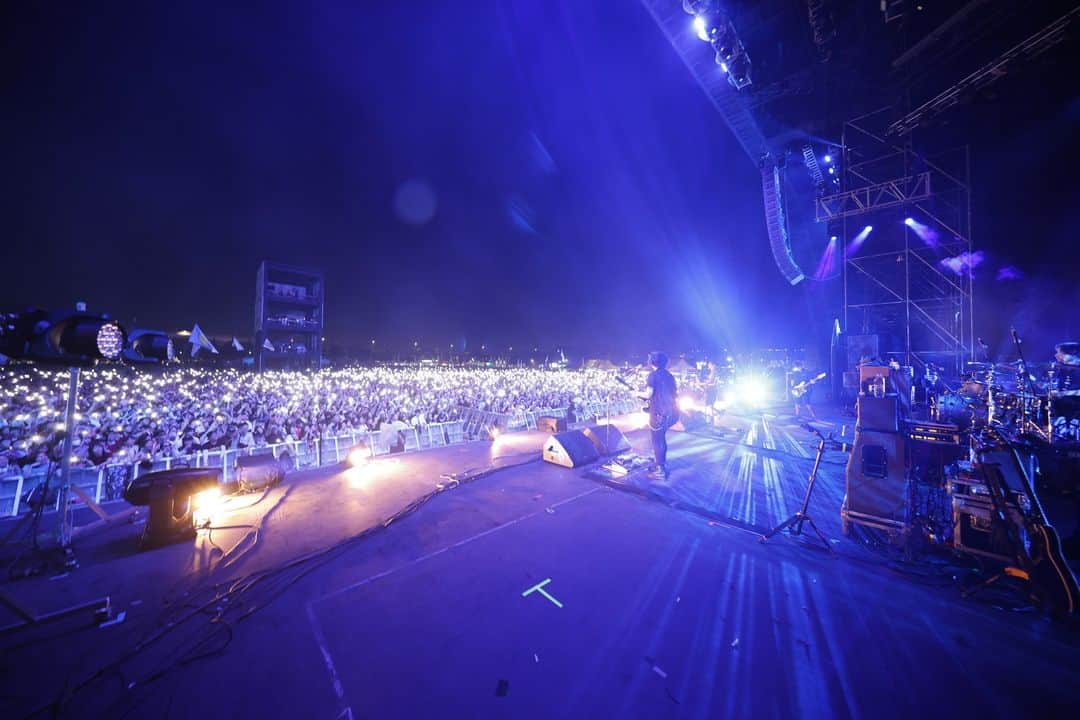 三吉ツカサのインスタグラム：「ELLEGARDENのインスタに韓国で出演したPentaPort Rock Festivalの写真が公開されたよー！ すごい熱量だったのを感じて撮ったよー！ ぜひ見てね。 @ellegarden_official」