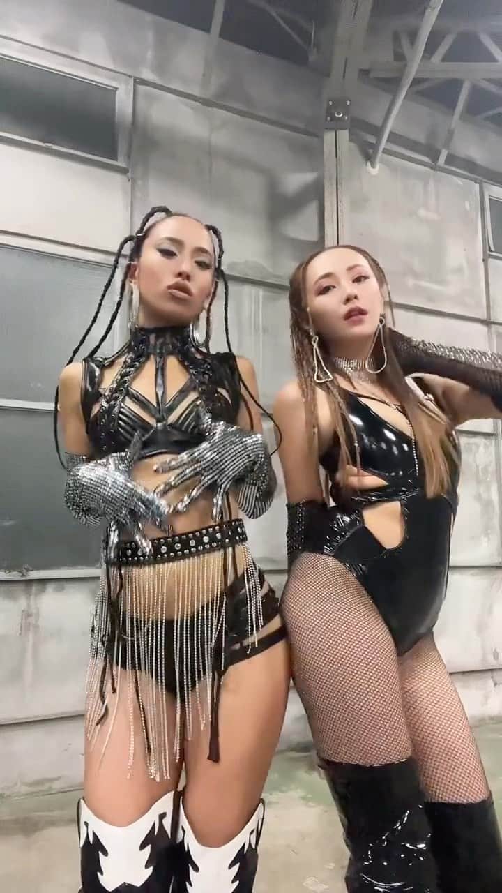 大門弥生のインスタグラム：「TONIGHT AT YOUR MIDNIGHT👽💗GO TO UCHU! OUT ON YOUR STREAM」