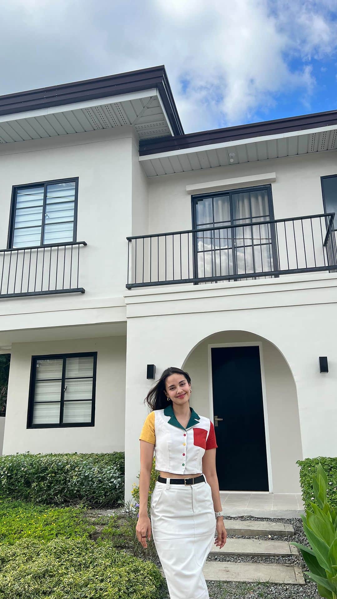ミーガン・ヤングのインスタグラム：「I had the chance to visit Santevi by Ovialand 🤍 I was so happy by the convenience and accessibility they offer. Their hassle-free services and assistance ensure that you have all the support you need throughout your journey. Whether it’s helping you settle into your new home or ensuring that the community thrives, Ovialand’s team is there every step of the way. 💖🏡  Ovialand projects are located in Laguna, Batangas, Quezon, and Bulacan, and you can check their website to set a schedule for your visit. (https://ovialand.com) @ovialand.ph  #Ovialand #HousEasy #QuickTurnover #InstantHomes #InstantFinancing #PremierFamilyLiving  ASC Reference No. 00142N0609230」