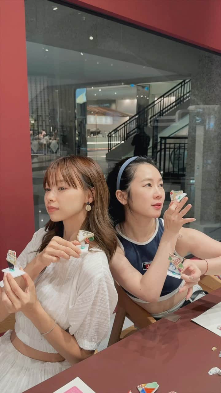 吳斐莉のインスタグラム：「跟朋朋一起上療癒の金繼課💕  金繼是日本一種傳統工藝 金(Kin)是金粉；繼(Tsugi)是接連的意思 用生漆將碎片黏合在一起 再將裂縫處塗上純金或純銀 不僅修復了器皿同時注入新生命 而完全是不一樣的美🥹 所以破掉的杯盤先別丟！ 用金繼讓它復活吧😆  我們上的課是現代金繼 是可以修復來補強傳統金繼的不足 還可以減少修復時間 老師準備好多破碎的瓷器 讓學生自己選擇組合 然後做成🥢筷架  一開始覺得還滿簡單的 到最後上金的時候 手抖到不行眼睛也要瞎啦🤣 但成果出來真的好喜歡好喜歡  朋友原本心情很不好 說被金繼療癒了～ 因為金繼真的是200%專注 直接讓你忘卻凡塵俗世😆  大家可以揪朋友一起上課喔～ 真的非常好玩  @j_w_jewellery   有需要可以私訊我拿連結～ 🔗 https://bit.ly/43WiOEo 【折扣碼】: JWWU1 (可折抵420元)🫶🏻」