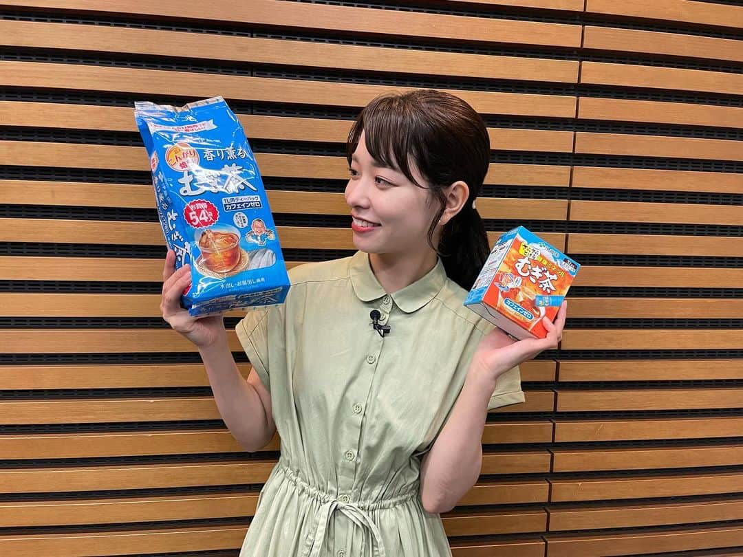 濱村春香のインスタグラム：「. 明日のZIP!特集🎤 ⁡ 商品の裏側見ていますか👀❓ ⁡ 日焼け止めスプレーの意外と知らない真実！ 手持ち花火の正しい火の付け方とは？ もやしを長持ちさせる方法も！ 見落としていたらもったいないお得な情報が続々！ ⁡ ⏰あさ7時15分ごろ ぜひご覧ください🌻 ⁡ #ZIP」
