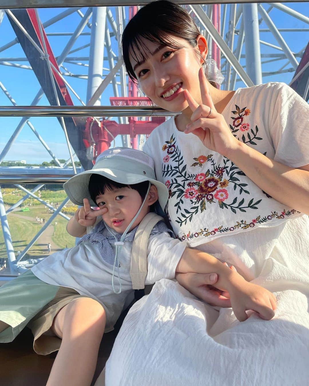 小泉留菜さんのインスタグラム写真 - (小泉留菜Instagram)「🎡🩵 . . 遥大眩しそう👦🏻笑 . . 久しぶりの観覧車🎡✨ うーちゃんは2ヶ月で観覧車デビュー👶🏻🎀(爆睡) めちゃくちゃ大興奮な遥大を見れて嬉しかった🥹✨ 夏休み中暑いのもあるけどお家の中ばかりだったから😭💦 . . うーちゃんとお洋服お揃いでお気に入りのワンピ👗🌼 こういうお揃いできるの夢だったから嬉しい♡ みんなで白リンクコーデしたけど旦那氏あまり目立たず😀💦 . . #観覧車 #葛西臨海公園  #3歳 #3歳男の子 #3歳児 #ママ #男の子ママ #ママスタグラム #25歳ママ #口唇口蓋裂 #関東ママ #埼玉ママ #第二子 #第二子出産 #赤ちゃん #ベビー #baby #女の子ママ #2児ママ #0歳 #0歳児 #0歳児ママ #兄妹  #生後2ヶ月 #2ヶ月ベビー #2ヶ月」8月14日 22時57分 - runa_tyobin