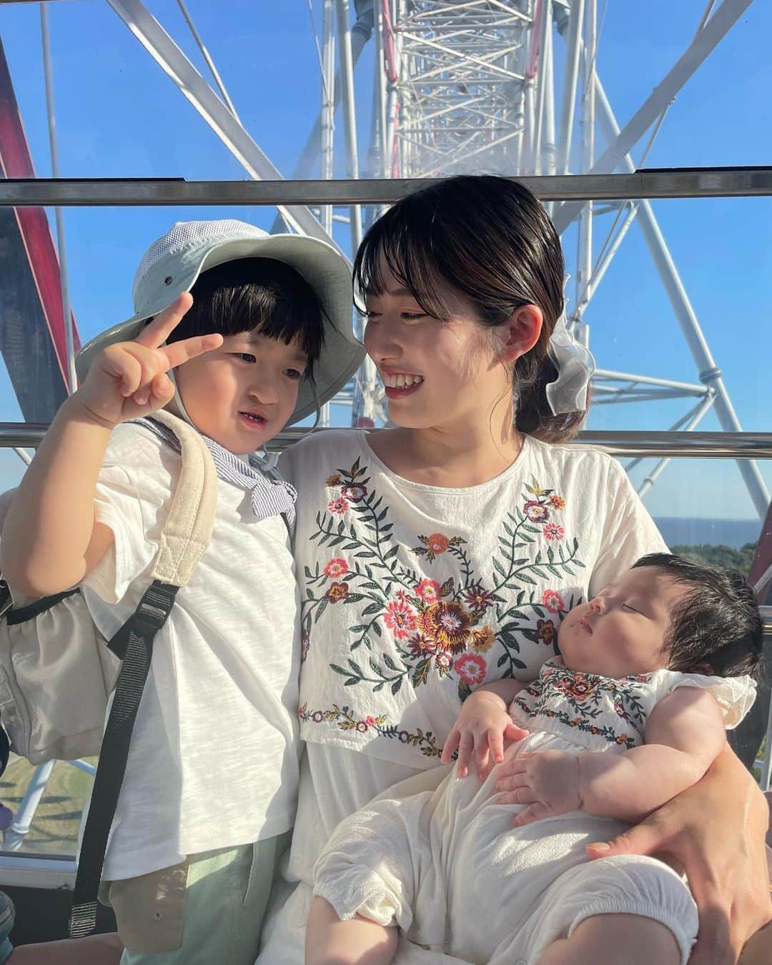 小泉留菜のインスタグラム：「🎡🩵 . . 遥大眩しそう👦🏻笑 . . 久しぶりの観覧車🎡✨ うーちゃんは2ヶ月で観覧車デビュー👶🏻🎀(爆睡) めちゃくちゃ大興奮な遥大を見れて嬉しかった🥹✨ 夏休み中暑いのもあるけどお家の中ばかりだったから😭💦 . . うーちゃんとお洋服お揃いでお気に入りのワンピ👗🌼 こういうお揃いできるの夢だったから嬉しい♡ みんなで白リンクコーデしたけど旦那氏あまり目立たず😀💦 . . #観覧車 #葛西臨海公園  #3歳 #3歳男の子 #3歳児 #ママ #男の子ママ #ママスタグラム #25歳ママ #口唇口蓋裂 #関東ママ #埼玉ママ #第二子 #第二子出産 #赤ちゃん #ベビー #baby #女の子ママ #2児ママ #0歳 #0歳児 #0歳児ママ #兄妹  #生後2ヶ月 #2ヶ月ベビー #2ヶ月」