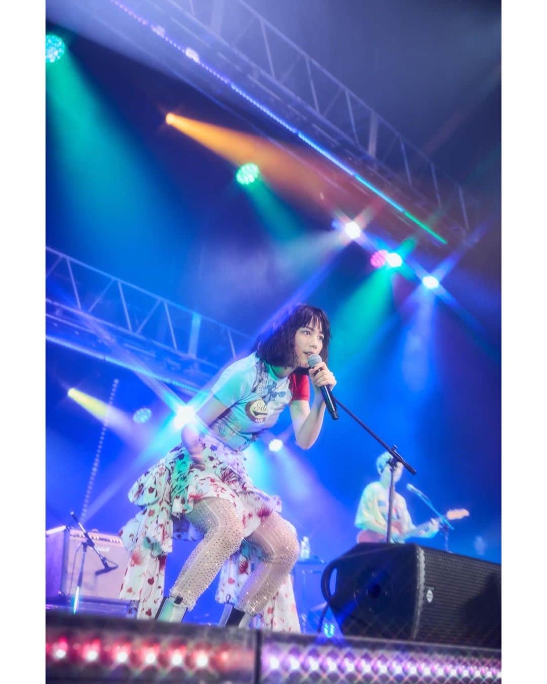 のん（能年玲奈）のインスタグラム：「8月3日の投稿の時に言ってた、KAIWA(RE)CORD６周年グッズ 購入予約受け付けがスタートしてるよ〜。16日(水)23:59までです。  届くのが9月中になるみたい！みんなのトレーナーコーデも楽しみだな。 あとは初めてアクスタを作りました！アクリルスタンド。 部屋に飾ってもいいし、外に持ってって写真撮る人も居るよね📸 「PURSUE」の時の、お気に入りのビジュアルを使ってるからぜひ手に入れてね。  Photo: @kentarominami_   #ストーリーからショップに飛べるよ #KAIWAreCORD #カイワレコード #のんPURSUE」