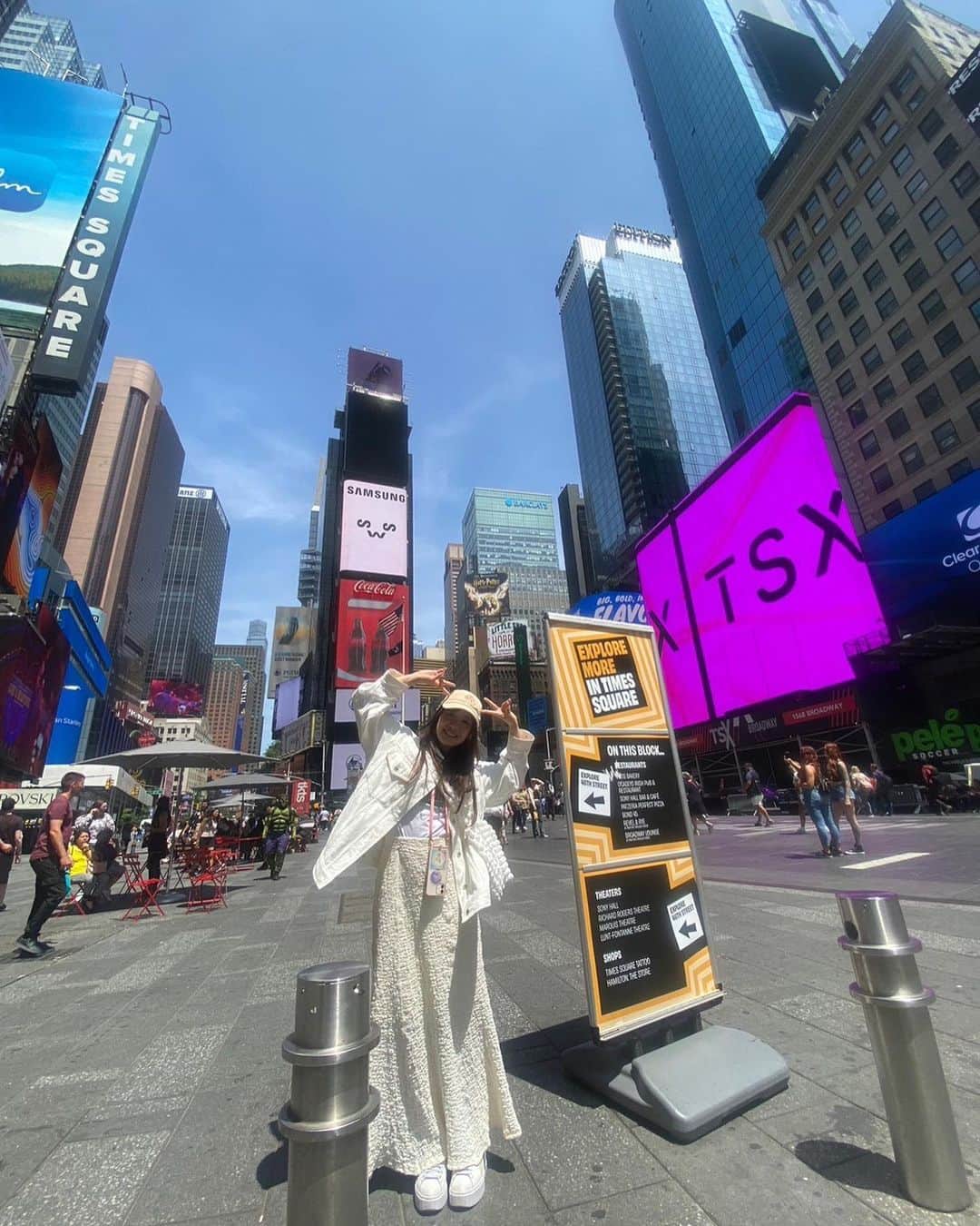 直田姫奈のインスタグラム：「大変遅くなりましたがin NEW YORKです🗽  ずっとドタバタしててTwitter更新するのでやっとこさでした… ゆっくり過ごしたり、余裕も出てきたので、遅いけど更新します！  ニューヨークは半日ほどの滞在だったのだけど、すごかったー！ 行けてよかった！！！  あとビジネスクラスの飛行機感動した✨  機内食もおいしいし、ずっとゴロゴロできるし😍 チリまでだと30時間の旅になるのだけど、ビジネスクラスのおかげで苦なく行けた〜✈️ JAL最高。  またゆっくり観光したいな アメリカもたくさんの場所があるから行ってみたいし、、、 お仕事でもいつか行けますよーに🌟  #newyork #jal最高」