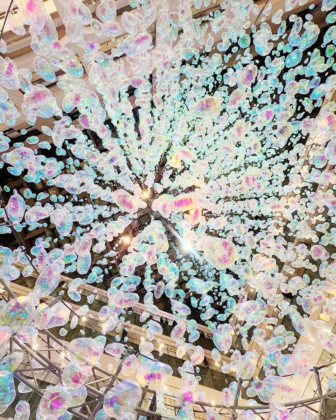 のインスタグラム：「KITTE丸の内📸 約10,000個のバルーンで作られた、天の川をイメージしたオブジェが展示されています🎈」
