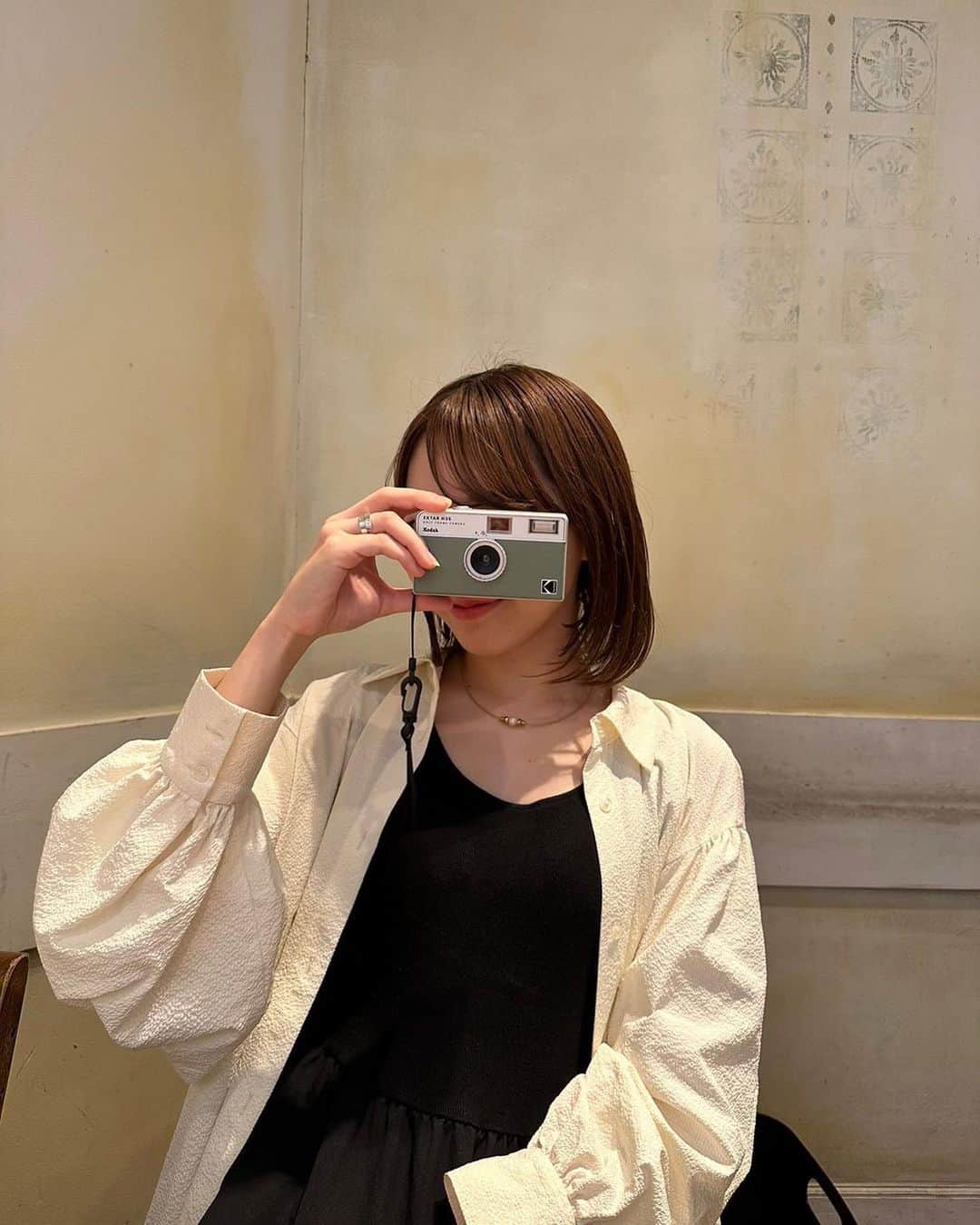 土路生優里のインスタグラム：「本日テレビ東京『やわ男とカタ子』第２話に出演しておりますので是非ご覧くださいな〜☺︎  そして最近フィルムカメラを買いました📷🌙 この前ディズニー行った時に色々撮ったのだけど、まだ現像してないからどんな風に撮れてるのか楽しみ🫰🏻」