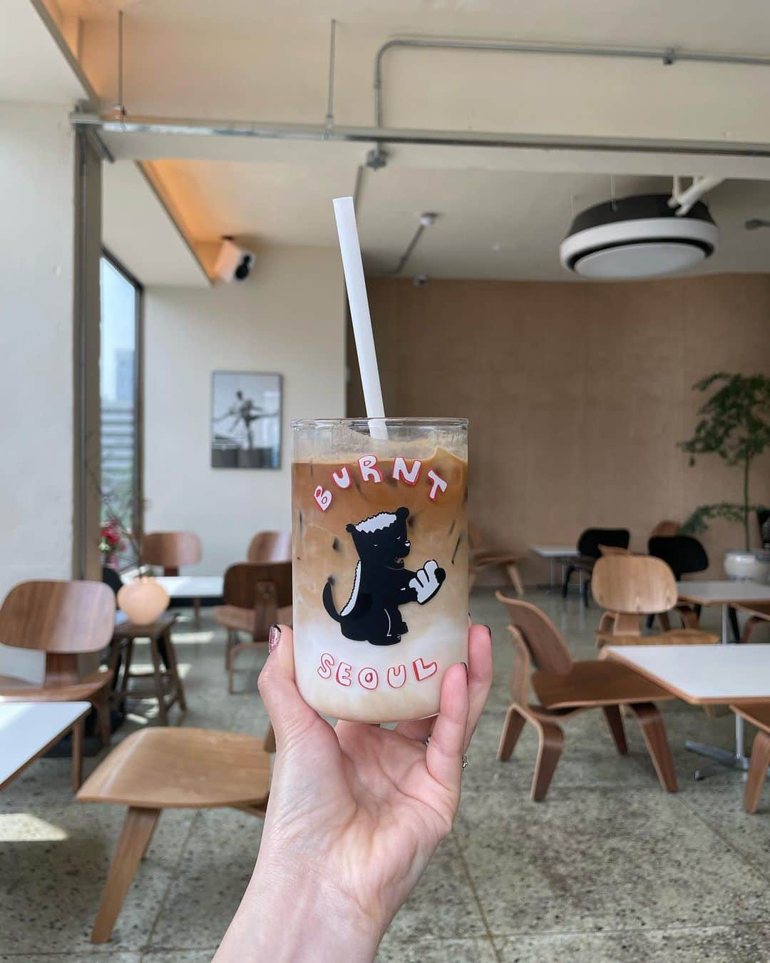 高井香子のインスタグラム：「【乙支路にある作業出来るカフェ🇰🇷】  韓国滞在中、オンライン打ち合わせとか結構あるので作業出来るカフェを常に探してるんだけど...  カフェだと切り替えも出来て仕事捗るし一石二鳥☕️  作業用カフェとしてのポイント  ①長居出来る広々してて、周りを気にしなくて良い空気感（長居と言ってもほどほどに。） ②比較的すぐ入れる ③Wi-Fiある（韓国のカフェ、ほぼあるけど）  そんな条件が揃ったのが乙支路にある @burntseoul_official 🧸  空間も可愛いんだけど、とにかく広いっ！！笑 広いし、4階建とかだから席数も豊富！！ （1階で注文したらドリンクとかセルフで運ぶのでそこは気を付けて。笑）  基本的に2階が混んでるから 3階がオススメ🫶 何度も言います。 階段気を付けて！！笑  友達とゆっくりお喋りしたい方、 ちょっとお仕事したい方、 是非行ってみてね！！  #burntseoul  #번트서울  #韓国カフェ #作業カフェ  #1日1こうこりあさんぽ」