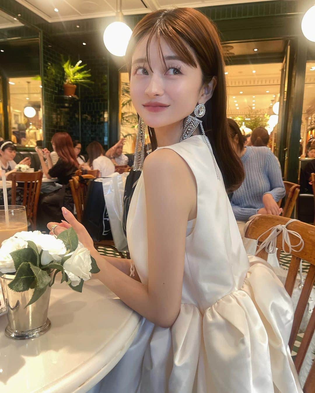 のインスタグラム：「Ralph's Coffee...☕️🧸🌲🍰と、この日のコーデはホワイトでビシッと。バッグもうさぎちゃんでビシッと。ようやく完成したシューズをちらっと。お先です👨🏽‍💼🎀🎀　#BBIANCADRESS #DIANASLACKS」