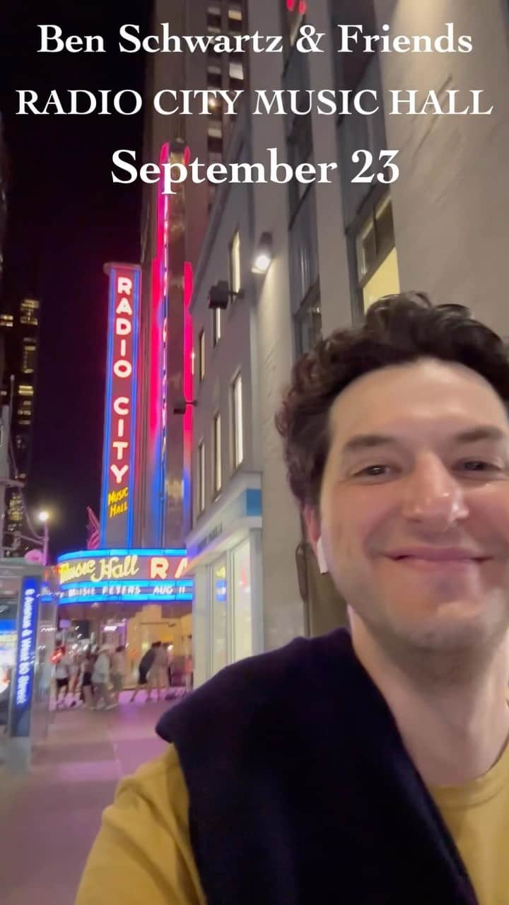 ベン・シュワルツのインスタグラム：「Ben Schwartz and Friends is playing RADIO CITY MUSIC HALL on September 23rd. The first ever improv group to have its own show at Radio City. Come on down and join the already 4500 other people who have bought tickets to see what happens. Tickets are going fast. I still can’t believe this is happening. Love you NYC. Tickets at RejectedJokes.com」