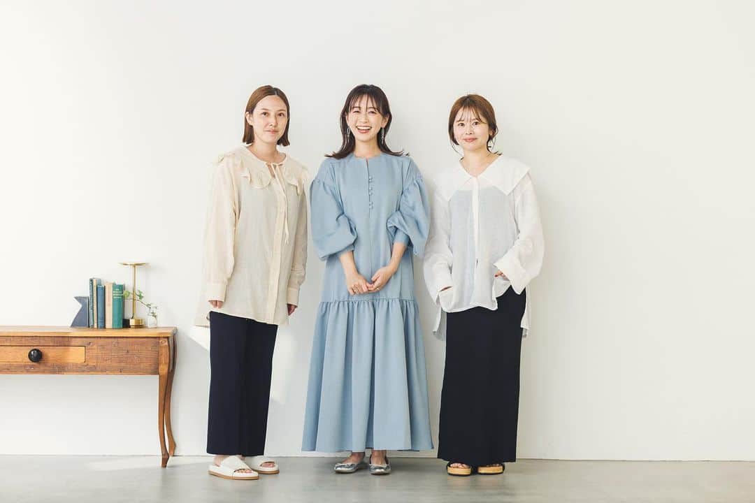 伊藤舞のインスタグラム：「🤍 ARNE×hholicのコラボワンピース。 たくさんの方にご予約いただき、本当に感謝の気持ちでいっぱいです。 ありがとうございました♡ . 今回初めて、プロデュースという形で、 お洋服作りに携わらせていただきました。 選ぶのと作るのではこんなに違うのなぁ…と 当たり前の事に改めて驚き、難しさも感じつつも 楽しい経験をさせていただきました。  そして、hholicのお2人には わがままで抽象的な私のこだわりを 数字や言葉に変換しながら ワンピースにしっかり落とし込んでいただき たくさん助けていただきました。 . お届けは9月下旬以降の予定です。 ぜひ秋のお出かけのお供にしていただけたら嬉しいです！ よかったら、みなさんの着画も 見せてください〜♡ . . #arne  #hholic  #コラボアイテム #ワンピース #thankyou」