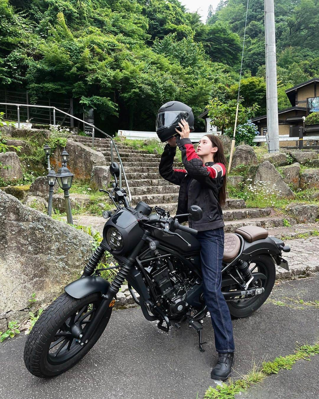 鹿の間のインスタグラム：「過去最長300kmツーリング🛵³₃ （手痺れて次の日ペットボトル開けられなかった） 父と父のご友人に挟まれて大分👨🏾👨🏾🤙🏾 美味しいもの沢山食べて自然見て温泉入って幸せ休日でした。 今年こそバイクで紅葉狩り行きたいな〜。  さーー今週も頑張っていきましょ🦌 台風も多いですが皆様どうかお気をつけてお過ごしください。  #大分 #九重 #rebel250 #indianmotorcycle」