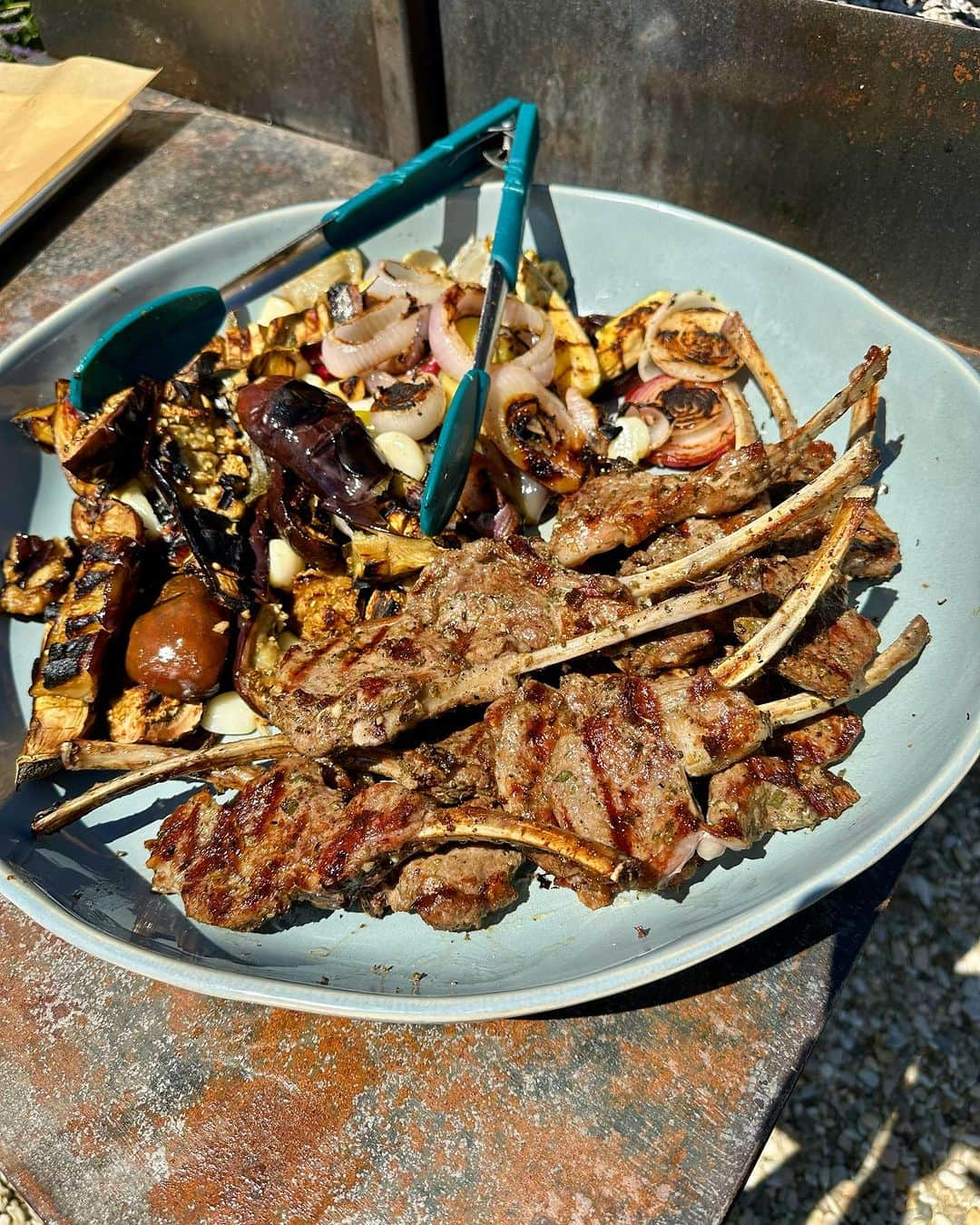 レイチェル・レイさんのインスタグラム写真 - (レイチェル・レイInstagram)「Lamb chops scottadito with anchovies, sage, garlic, capers, lemon + EVOO   Veggies from the garden w fennel pollen, EVOO, garlic, red pepper + lemon   + my friend Dimitri grilling it all up for us 😘🤘」8月15日 4時50分 - rachaelray